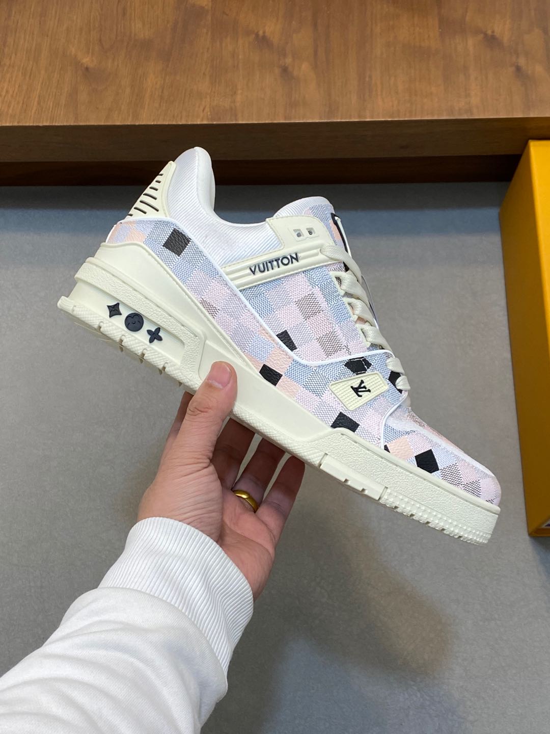 P920 L. v TRAINER sneakers Heavy-duty special edition with calfskin leather water beat nails Exquisite single rear #54 logo look forward to the birth of the brand in 1854, men's artistic director Virgil Abloh's handwriting Louis Vuitton logo embellished with a water-dyed gradient on the side of the other have a distinctive flavor mesh lining padded padded classic lv sneaker comfort is very high at the same time highly trendy Full set of the original box Size: 38-45 (38 45 customized)