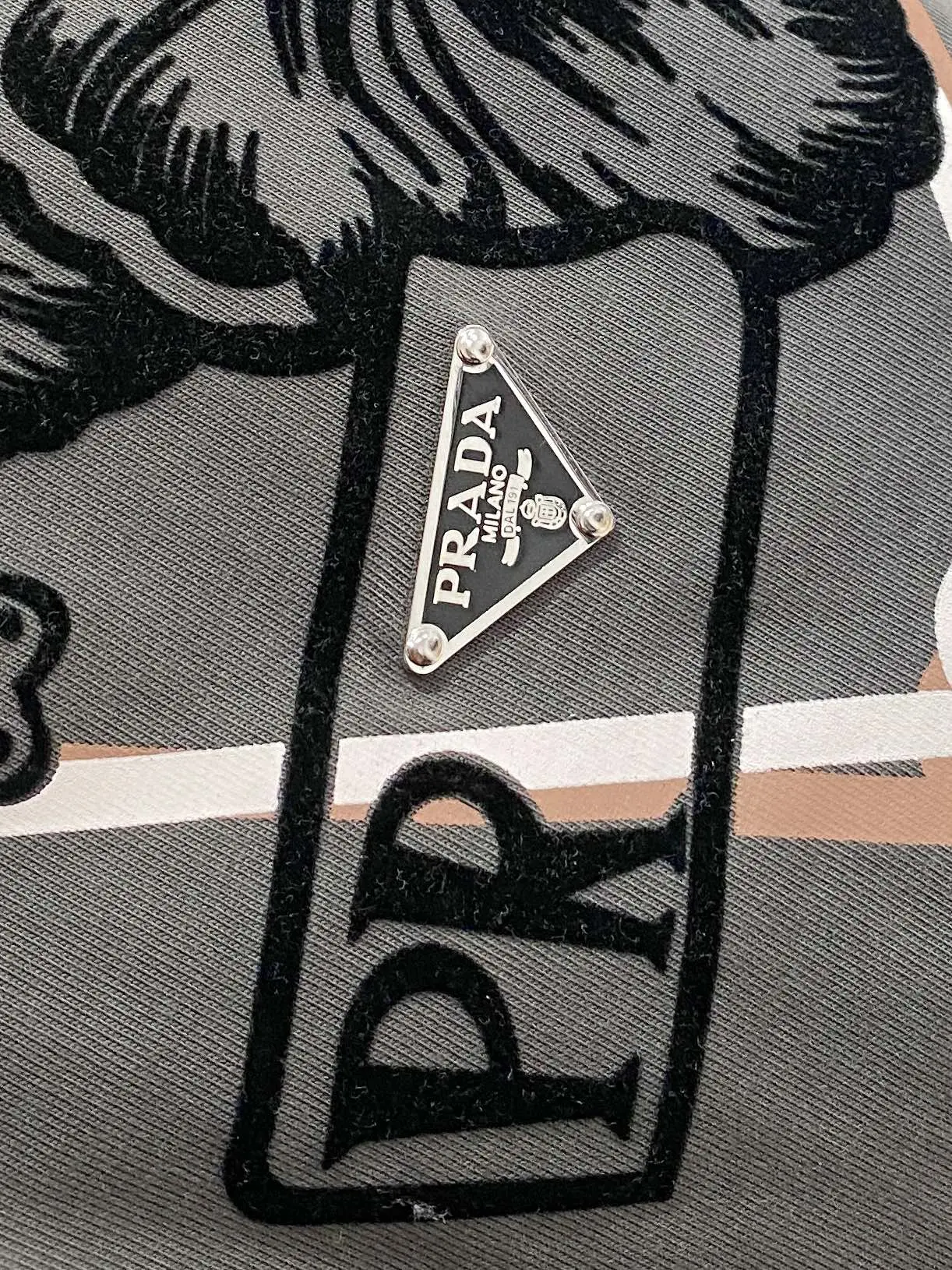 图片[6]-P460 普拉达春夏首发短袖圆领T恤 高端订制 设计前卫时尚！品牌logo重工艺设计 230克面料.手感柔软.穿着舒适.专柜级别精致车线.颜色：黑色白色码数：S-2XL-高仿包包