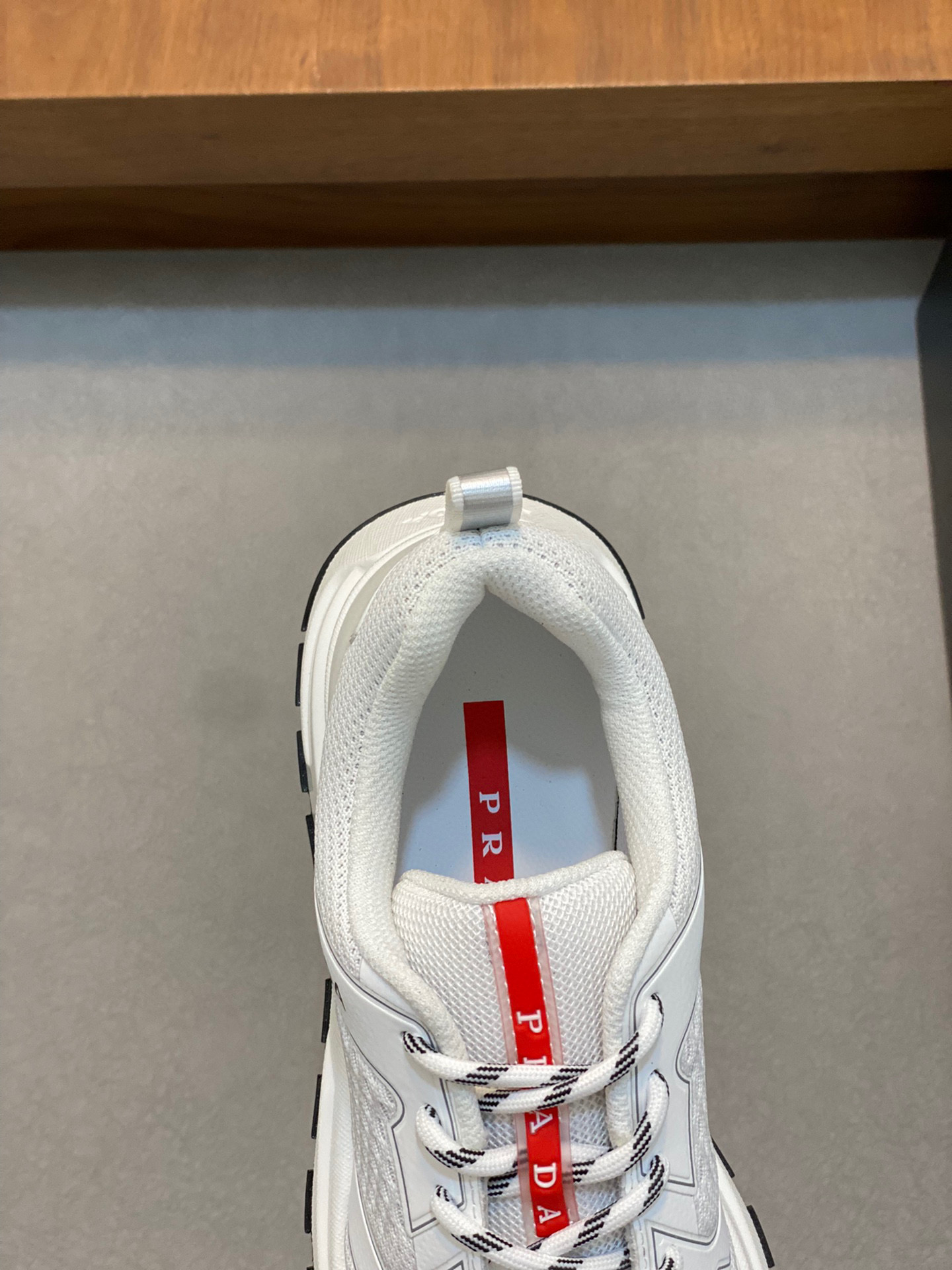 P840 Prada/Prada Men's Leather Casual SneakersPrada men's leather casual sneakers! Imported solid color calf leather splicing mesh cowhide leather upper three-dimensional geometric division of precision manufacturing stitching uniform leather texture at a glance multi-color splicing fashionable and generous soft, comfortable and breathable outside decorated with PRADA letters logo tongue decorated with the classic letters logo heel decorated with textile shoe trip P family classic sneakers with textile lining stamped silver logo cowhide leather footbed with the P exclusive rubber outsole details of the details of the fine work of travel! The best of all worlds! Comes in original box with dust bag! Multi-color available!Size: 39-40-41-42-43-44 Standard Leather Shoe Size