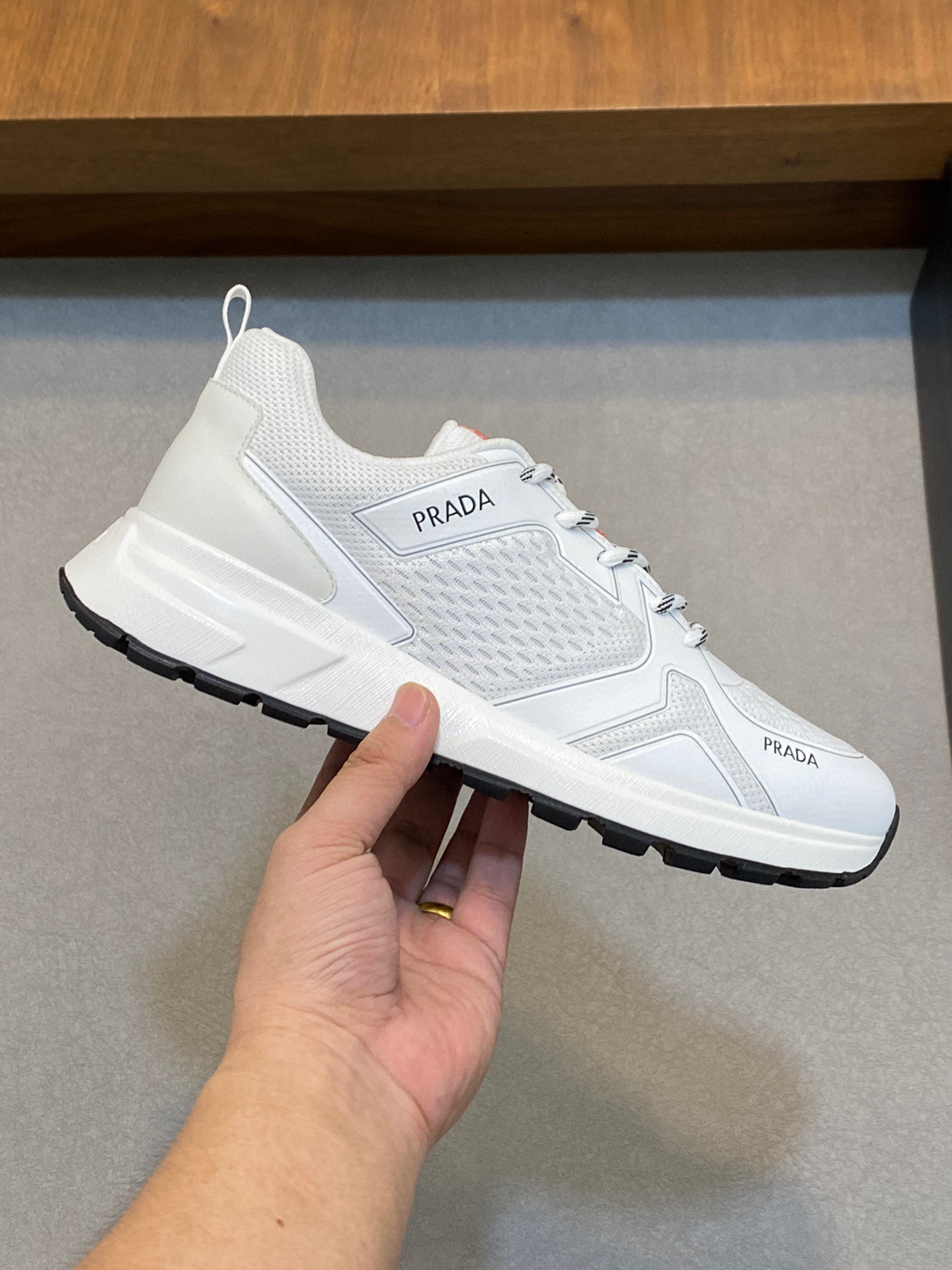 P840 Prada/Prada Men's Leather Casual SneakersPrada men's leather casual sneakers! Imported solid color calf leather splicing mesh cowhide leather upper three-dimensional geometric division of precision manufacturing stitching uniform leather texture at a glance multi-color splicing fashionable and generous soft, comfortable and breathable outside decorated with PRADA letters logo tongue decorated with the classic letters logo heel decorated with textile shoe trip P family classic sneakers with textile lining stamped silver logo cowhide leather footbed with the P exclusive rubber outsole details of the details of the fine work of travel! The best of all worlds! Comes in original box with dust bag! Multi-color available!Size: 39-40-41-42-43-44 Standard Leather Shoe Size