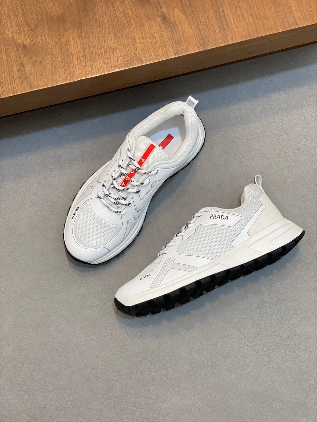 P840 Prada/Prada Men's Leather Casual SneakersPrada men's leather casual sneakers! Imported solid color calf leather splicing mesh cowhide leather upper three-dimensional geometric division of precision manufacturing stitching uniform leather texture at a glance multi-color splicing fashionable and generous soft, comfortable and breathable outside decorated with PRADA letters logo tongue decorated with the classic letters logo heel decorated with textile shoe trip P family classic sneakers with textile lining stamped silver logo cowhide leather footbed with the P exclusive rubber outsole details of the details of the fine work of travel! The best of all worlds! Comes in original box with dust bag! Multi-color available!Size: 39-40-41-42-43-44 Standard Leather Shoe Size