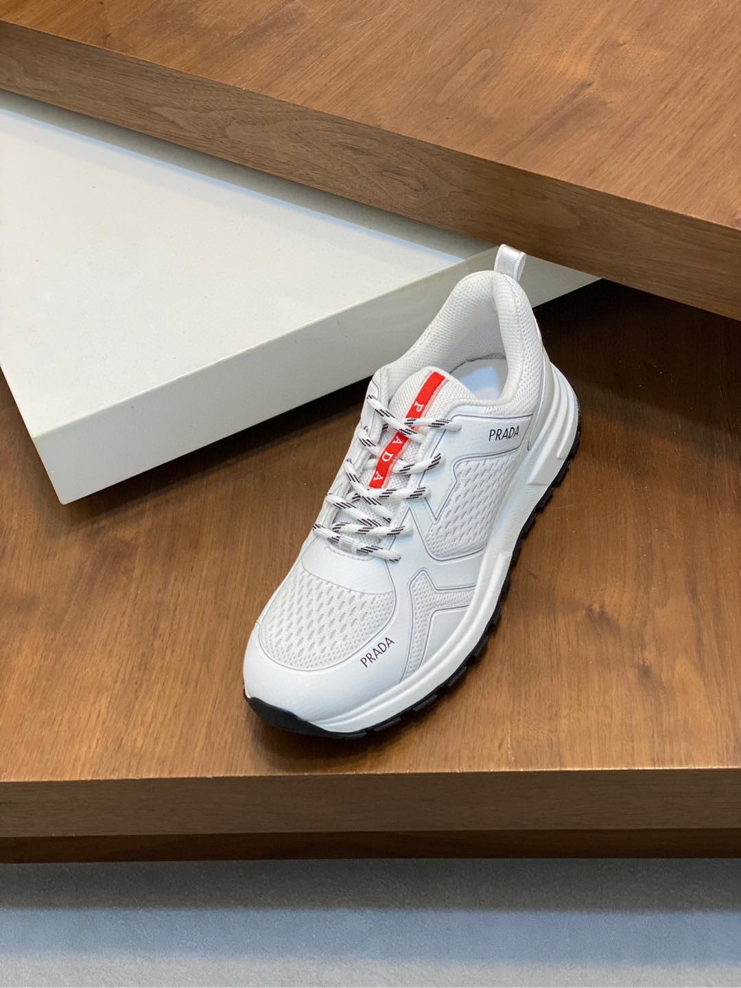 P840 Prada/Prada Men's Leather Casual SneakersPrada men's leather casual sneakers! Imported solid color calf leather splicing mesh cowhide leather upper three-dimensional geometric division of precision manufacturing stitching uniform leather texture at a glance multi-color splicing fashionable and generous soft, comfortable and breathable outside decorated with PRADA letters logo tongue decorated with the classic letters logo heel decorated with textile shoe trip P family classic sneakers with textile lining stamped silver logo cowhide leather footbed with the P exclusive rubber outsole details of the details of the fine work of travel! The best of all worlds! Comes in original box with dust bag! Multi-color available!Size: 39-40-41-42-43-44 Standard Leather Shoe Size