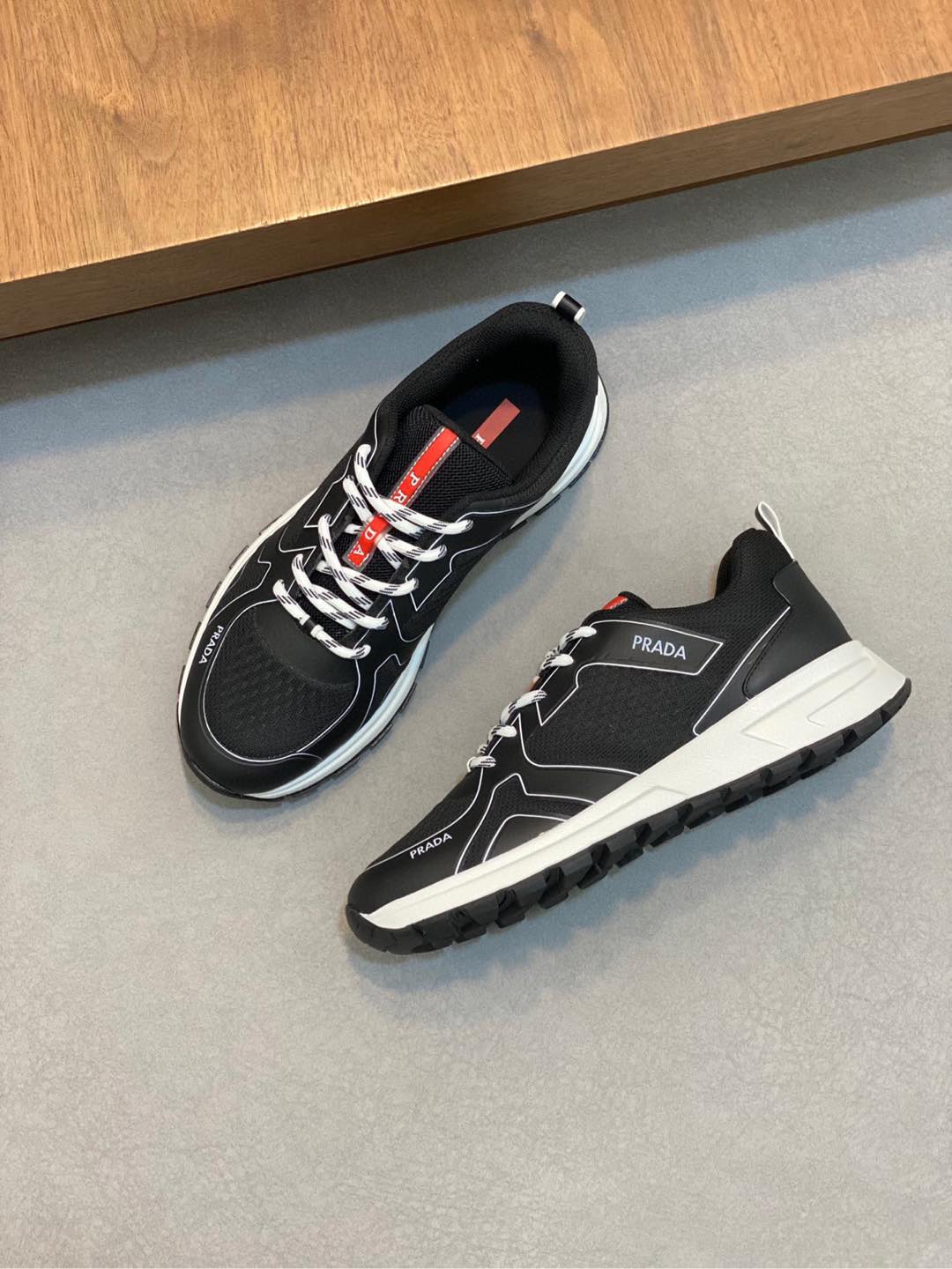 P840 Prada/Prada Men's Leather Casual SneakersPrada men's leather casual sneakers! Imported solid color calf leather splicing mesh cowhide leather upper three-dimensional geometric division of precision manufacturing stitching uniform leather texture at a glance multi-color splicing fashionable and generous soft, comfortable and breathable outside decorated with PRADA letters logo tongue decorated with the classic letters logo heel decorated with textile shoe trip P family classic sneakers with textile lining stamped silver logo cowhide leather footbed with the P exclusive rubber outsole details of the details of the fine work of travel! The best of all worlds! Comes in original box with dust bag! Multi-color available!Size: 39-40-41-42-43-44 Standard Leather Shoe Size