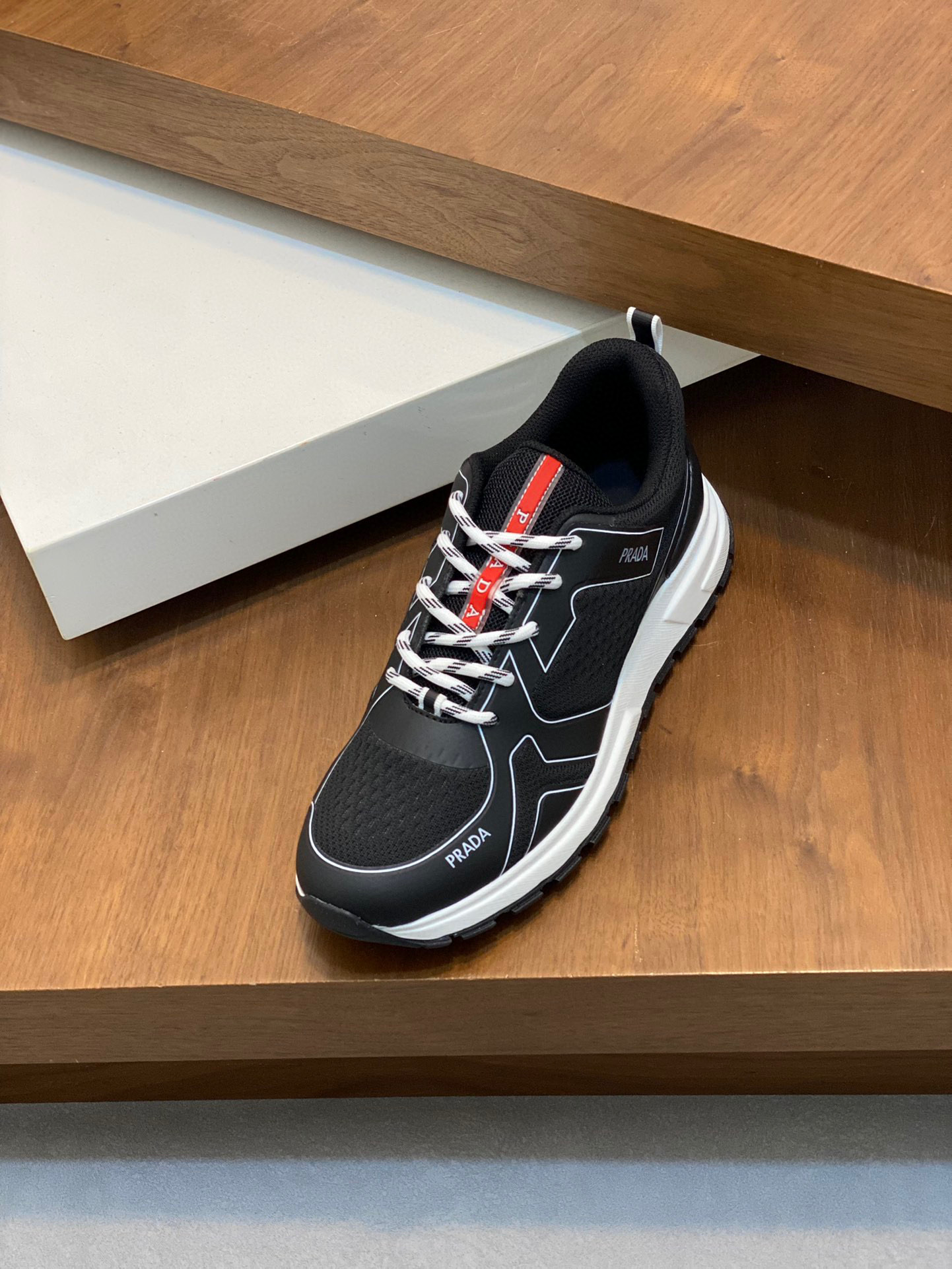P840 Prada/Prada Men's Leather Casual SneakersPrada men's leather casual sneakers! Imported solid color calf leather splicing mesh cowhide leather upper three-dimensional geometric division of precision manufacturing stitching uniform leather texture at a glance multi-color splicing fashionable and generous soft, comfortable and breathable outside decorated with PRADA letters logo tongue decorated with the classic letters logo heel decorated with textile shoe trip P family classic sneakers with textile lining stamped silver logo cowhide leather footbed with the P exclusive rubber outsole details of the details of the fine work of travel! The best of all worlds! Comes in original box with dust bag! Multi-color available!Size: 39-40-41-42-43-44 Standard Leather Shoe Size