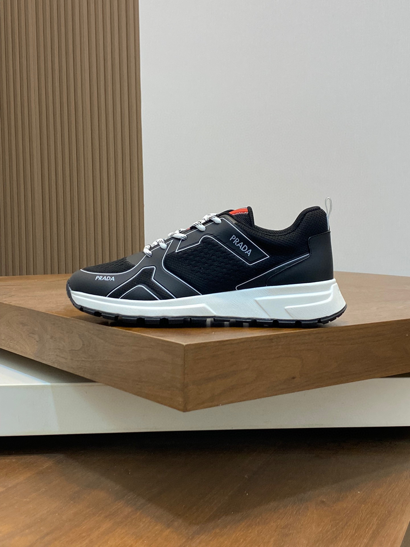 P840 Prada/Prada Men's Leather Casual SneakersPrada men's leather casual sneakers! Imported solid color calf leather splicing mesh cowhide leather upper three-dimensional geometric division of precision manufacturing stitching uniform leather texture at a glance multi-color splicing fashionable and generous soft, comfortable and breathable outside decorated with PRADA letters logo tongue decorated with the classic letters logo heel decorated with textile shoe trip P family classic sneakers with textile lining stamped silver logo cowhide leather footbed with the P exclusive rubber outsole details of the details of the fine work of travel! The best of all worlds! Comes in original box with dust bag! Multi-color available!Size: 39-40-41-42-43-44 Standard Leather Shoe Size