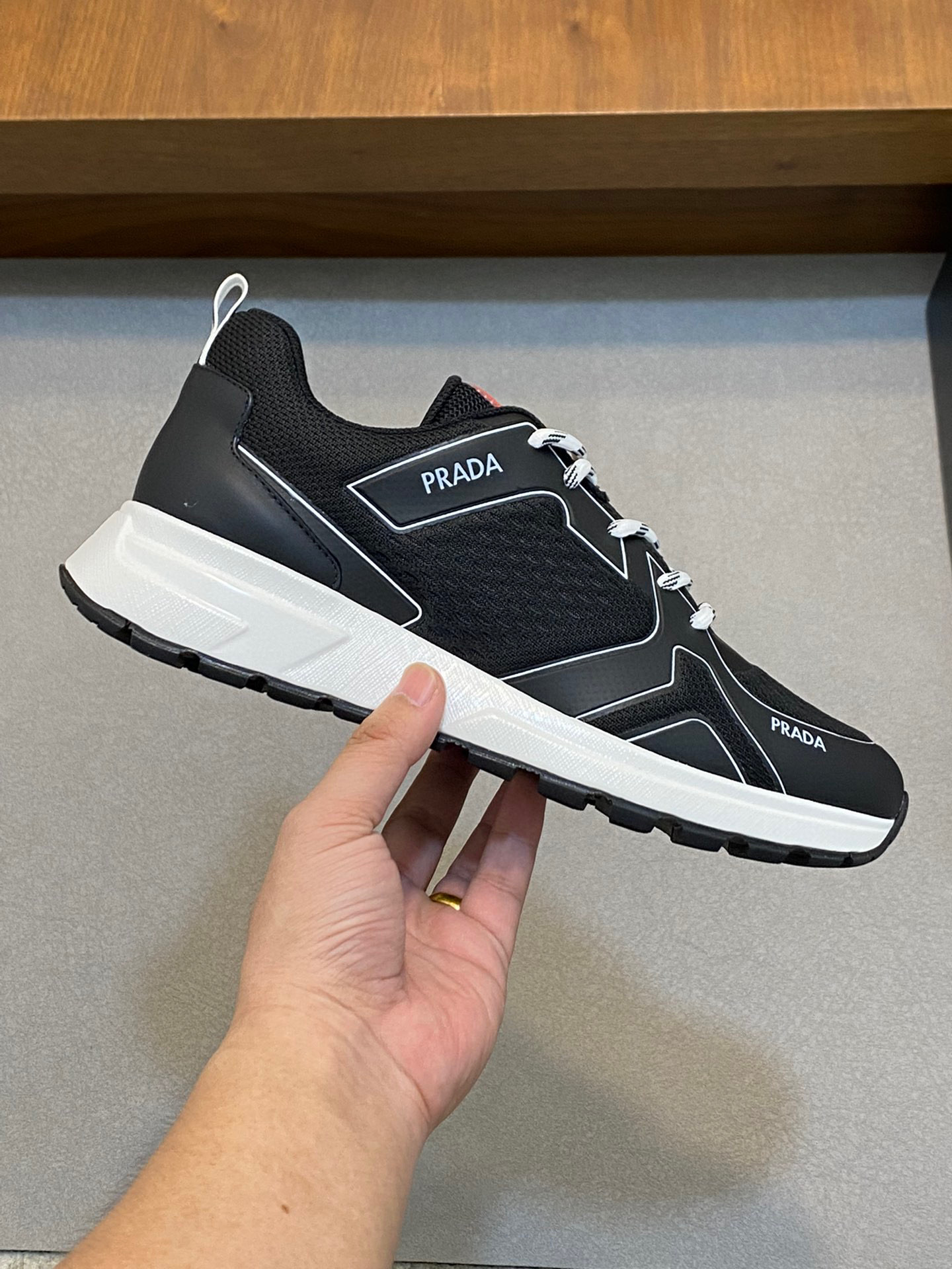 P840 Prada/Prada Men's Leather Casual SneakersPrada men's leather casual sneakers! Imported solid color calf leather splicing mesh cowhide leather upper three-dimensional geometric division of precision manufacturing stitching uniform leather texture at a glance multi-color splicing fashionable and generous soft, comfortable and breathable outside decorated with PRADA letters logo tongue decorated with the classic letters logo heel decorated with textile shoe trip P family classic sneakers with textile lining stamped silver logo cowhide leather footbed with the P exclusive rubber outsole details of the details of the fine work of travel! The best of all worlds! Comes in original box with dust bag! Multi-color available!Size: 39-40-41-42-43-44 Standard Leather Shoe Size