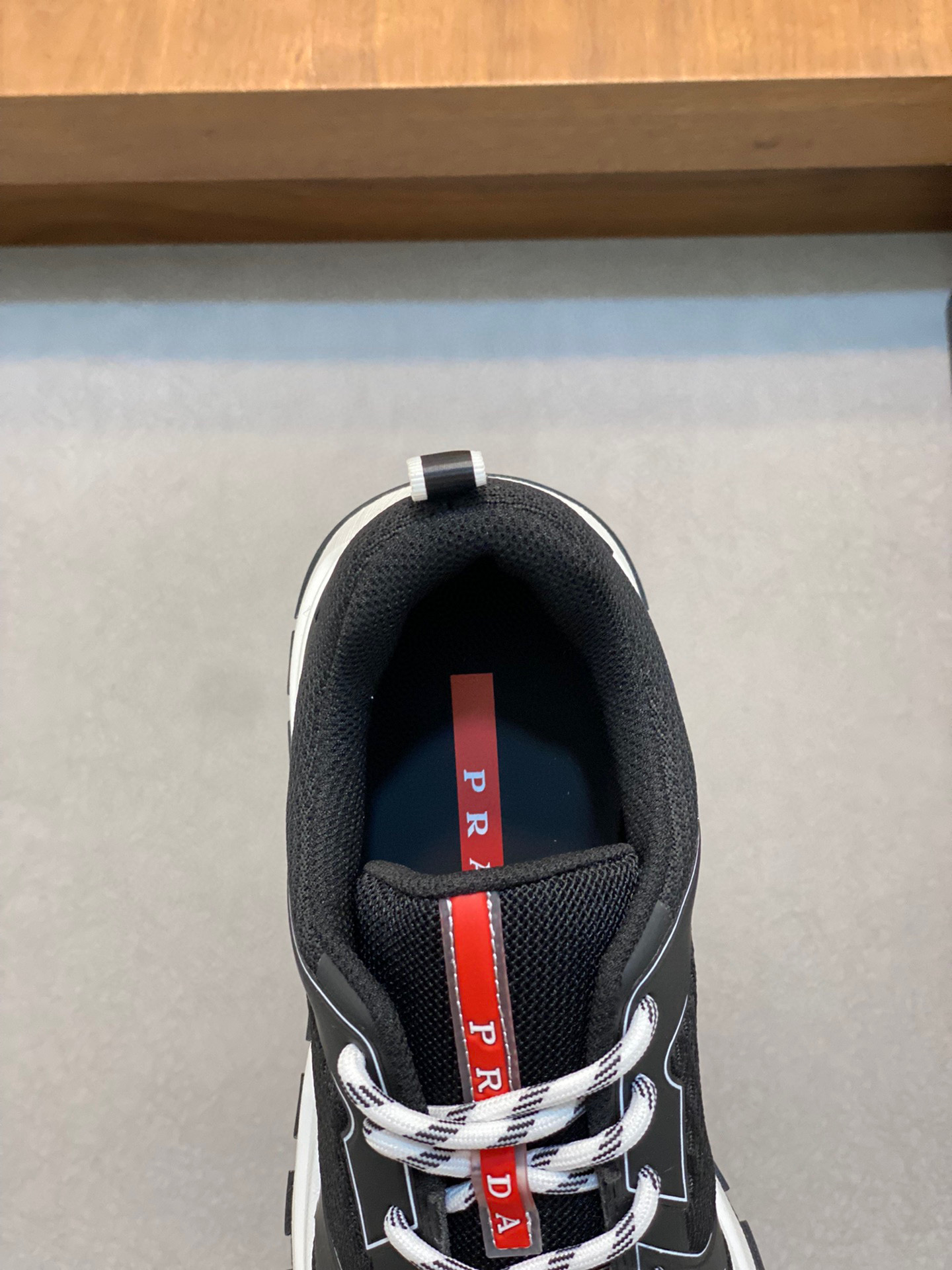 P840 Prada/Prada Men's Leather Casual SneakersPrada men's leather casual sneakers! Imported solid color calf leather splicing mesh cowhide leather upper three-dimensional geometric division of precision manufacturing stitching uniform leather texture at a glance multi-color splicing fashionable and generous soft, comfortable and breathable outside decorated with PRADA letters logo tongue decorated with the classic letters logo heel decorated with textile shoe trip P family classic sneakers with textile lining stamped silver logo cowhide leather footbed with the P exclusive rubber outsole details of the details of the fine work of travel! The best of all worlds! Comes in original box with dust bag! Multi-color available!Size: 39-40-41-42-43-44 Standard Leather Shoe Size
