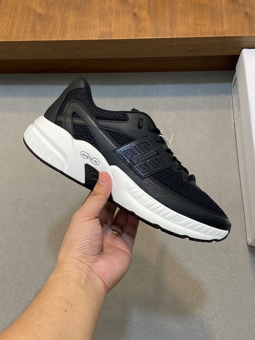 P840 Givenchy 1 Men's Thick Bottomed Height Increasing Casual Sneakers Upper made of high quality calfskin leather spliced with breathable fabric! On the foot effect handsome and stylish 4CM height increase to enhance the atmosphere of the shoes body color collision splicing design decorated with 4G LOGO logo and three-dimensional GIVENCHY logo lightweight TPU foam outsole foot feeling lightweight and comfortable!