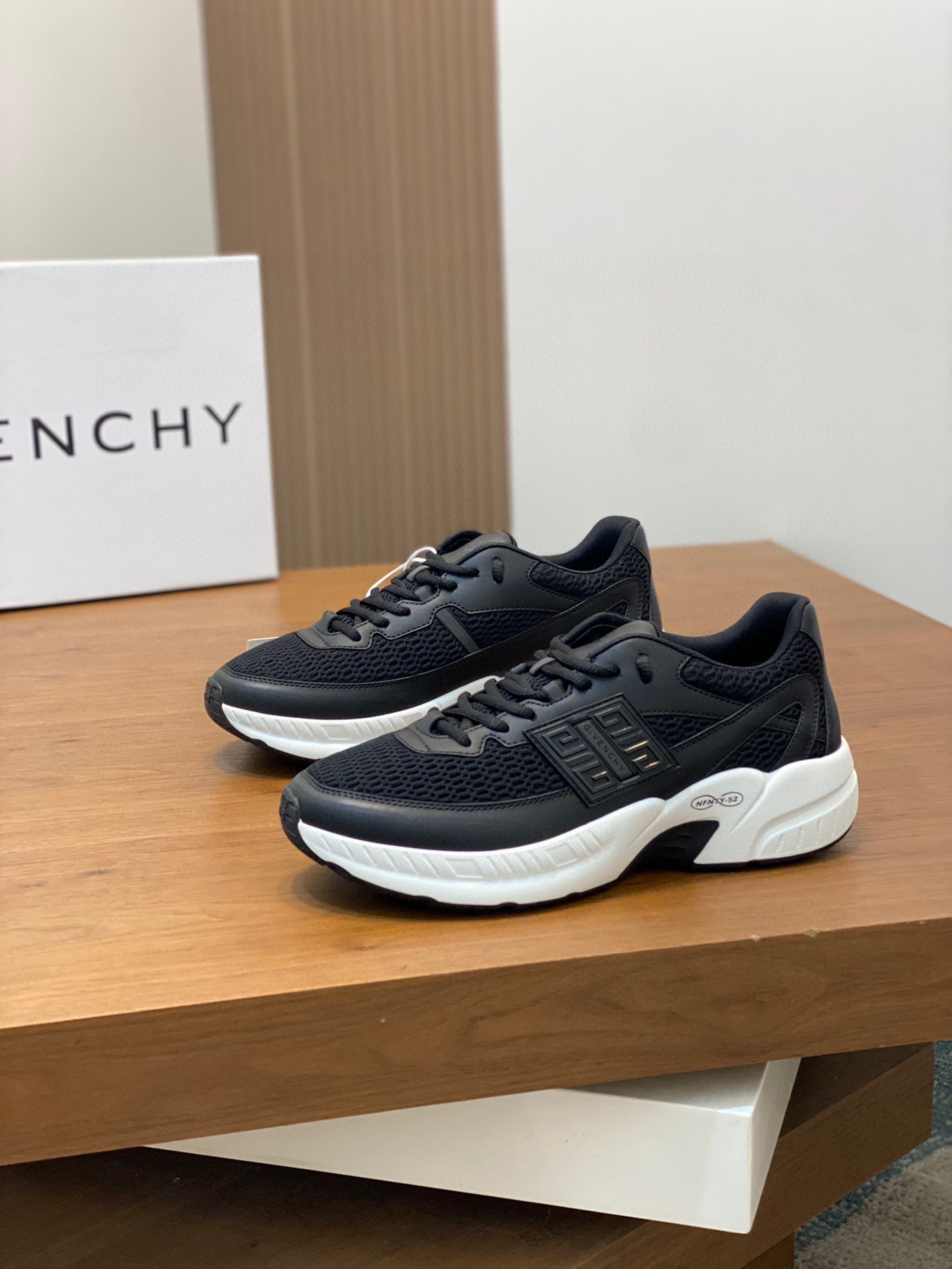 P840 Givenchy 1 Men's Thick Bottomed Height Increasing Casual Sneakers Upper made of high quality calfskin leather spliced with breathable fabric! On the foot effect handsome and stylish 4CM height increase to enhance the atmosphere of the shoes body color collision splicing design decorated with 4G LOGO logo and three-dimensional GIVENCHY logo lightweight TPU foam outsole foot feeling lightweight and comfortable!