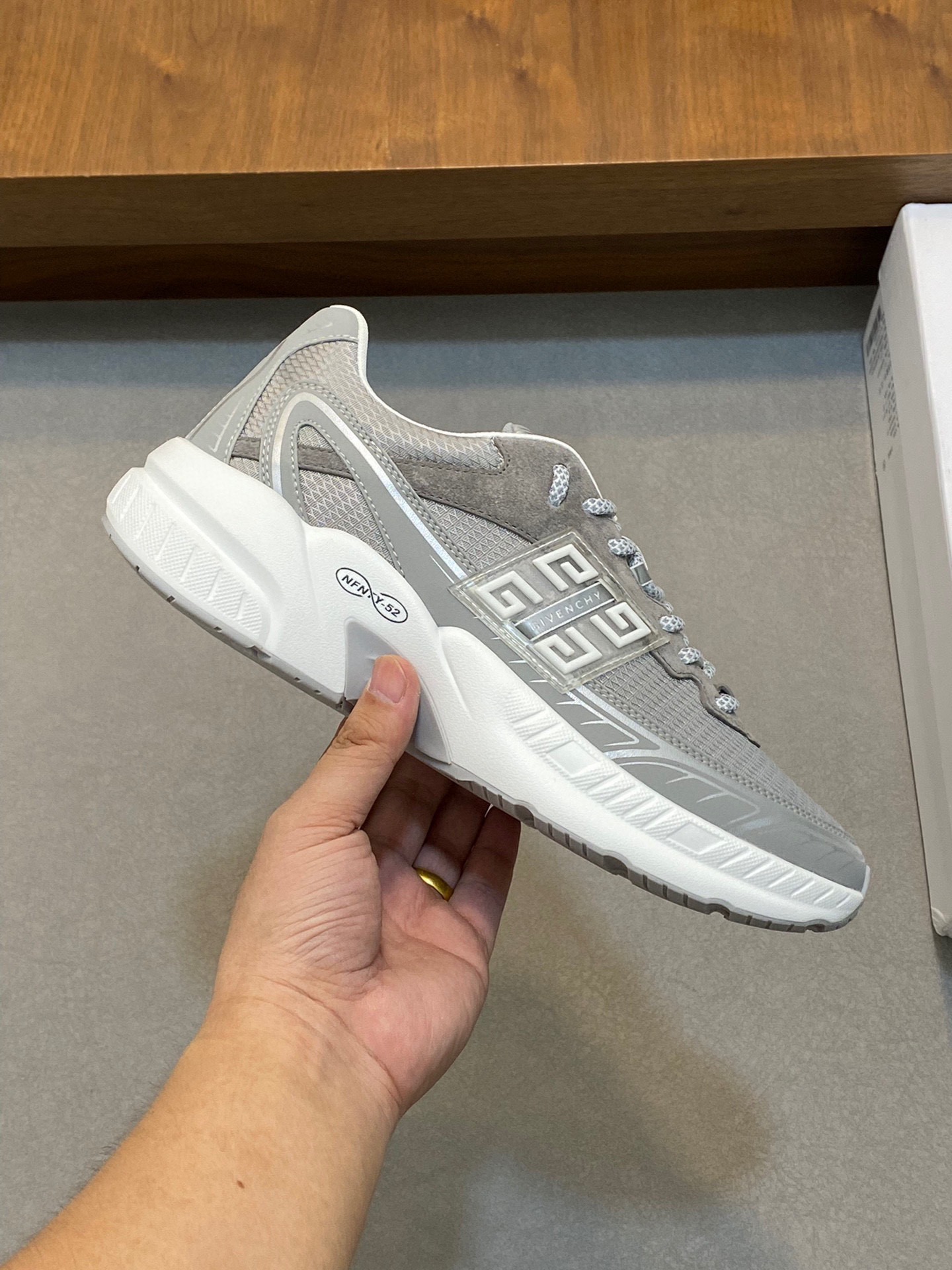 图片[4]-P840 Givenchy 1男士厚底增高休闲运动鞋鞋面高品质小牛皮拼接透气布面制成！上脚效果帅气有型增高4CM提升气场鞋身撞色拼接设计饰有4G LOGO标志和立体GIVENCHY标志轻质TPU发泡大底脚感轻便舒适！
Size：39-44（38.45定做）-高仿包包