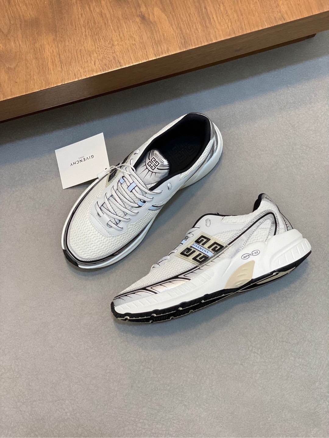 P840 Givenchy 1 Men's Thick Bottomed Height Increasing Casual Sneakers Upper made of high quality calfskin leather spliced with breathable fabric! On the foot effect handsome and stylish 4CM height increase to enhance the atmosphere of the shoes body color collision splicing design decorated with 4G LOGO logo and three-dimensional GIVENCHY logo lightweight TPU foam outsole foot feeling lightweight and comfortable!
