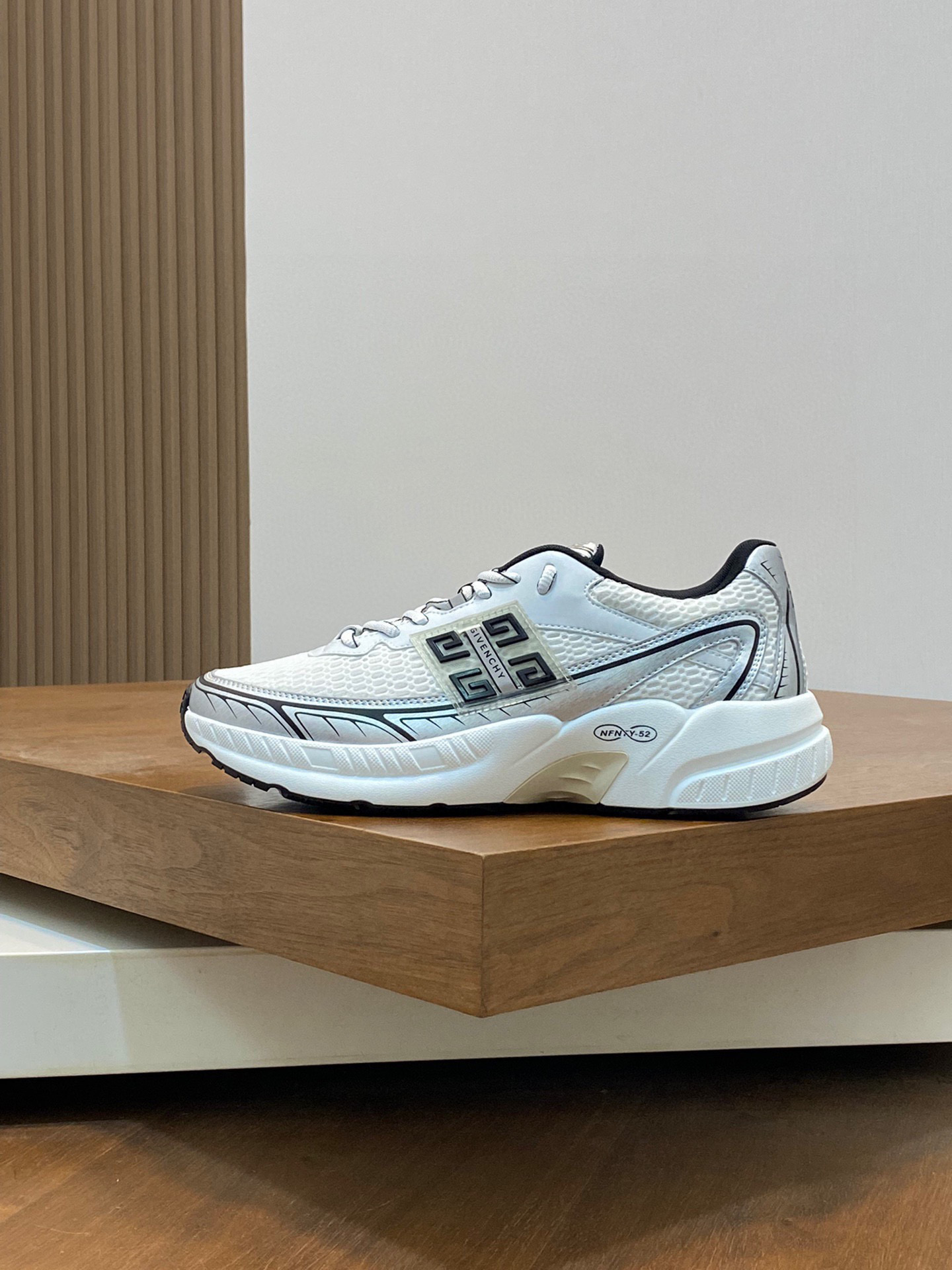 P840 Givenchy 1 Men's Thick Bottomed Height Increasing Casual Sneakers Upper made of high quality calfskin leather spliced with breathable fabric! On the foot effect handsome and stylish 4CM height increase to enhance the atmosphere of the shoes body color collision splicing design decorated with 4G LOGO logo and three-dimensional GIVENCHY logo lightweight TPU foam outsole foot feeling lightweight and comfortable!