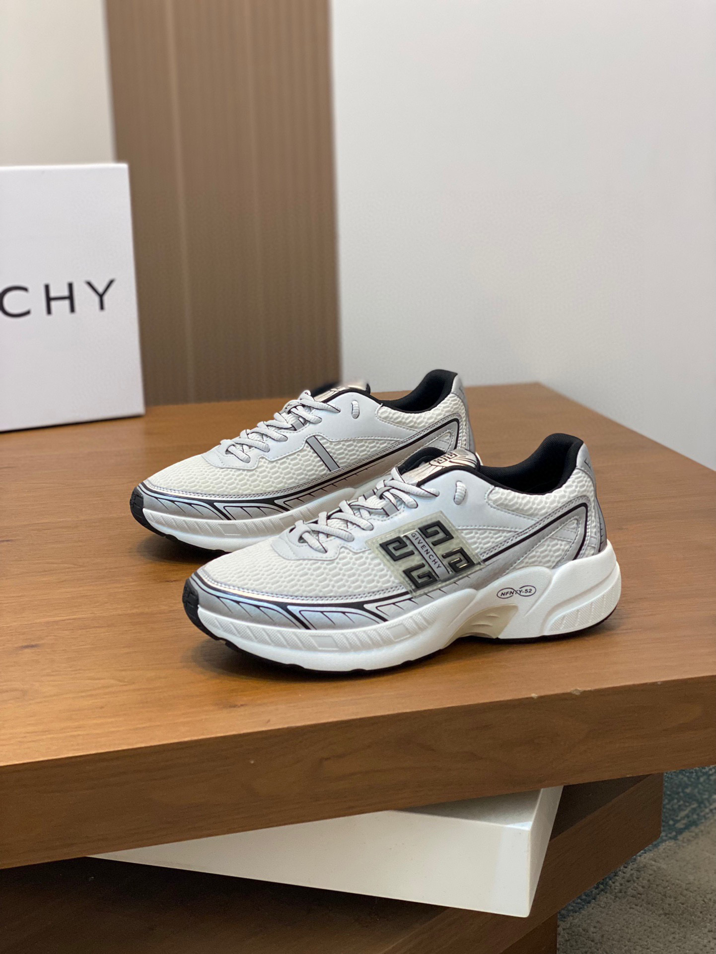 P840 Givenchy 1 Men's Thick Bottomed Height Increasing Casual Sneakers Upper made of high quality calfskin leather spliced with breathable fabric! On the foot effect handsome and stylish 4CM height increase to enhance the atmosphere of the shoes body color collision splicing design decorated with 4G LOGO logo and three-dimensional GIVENCHY logo lightweight TPU foam outsole foot feeling lightweight and comfortable!