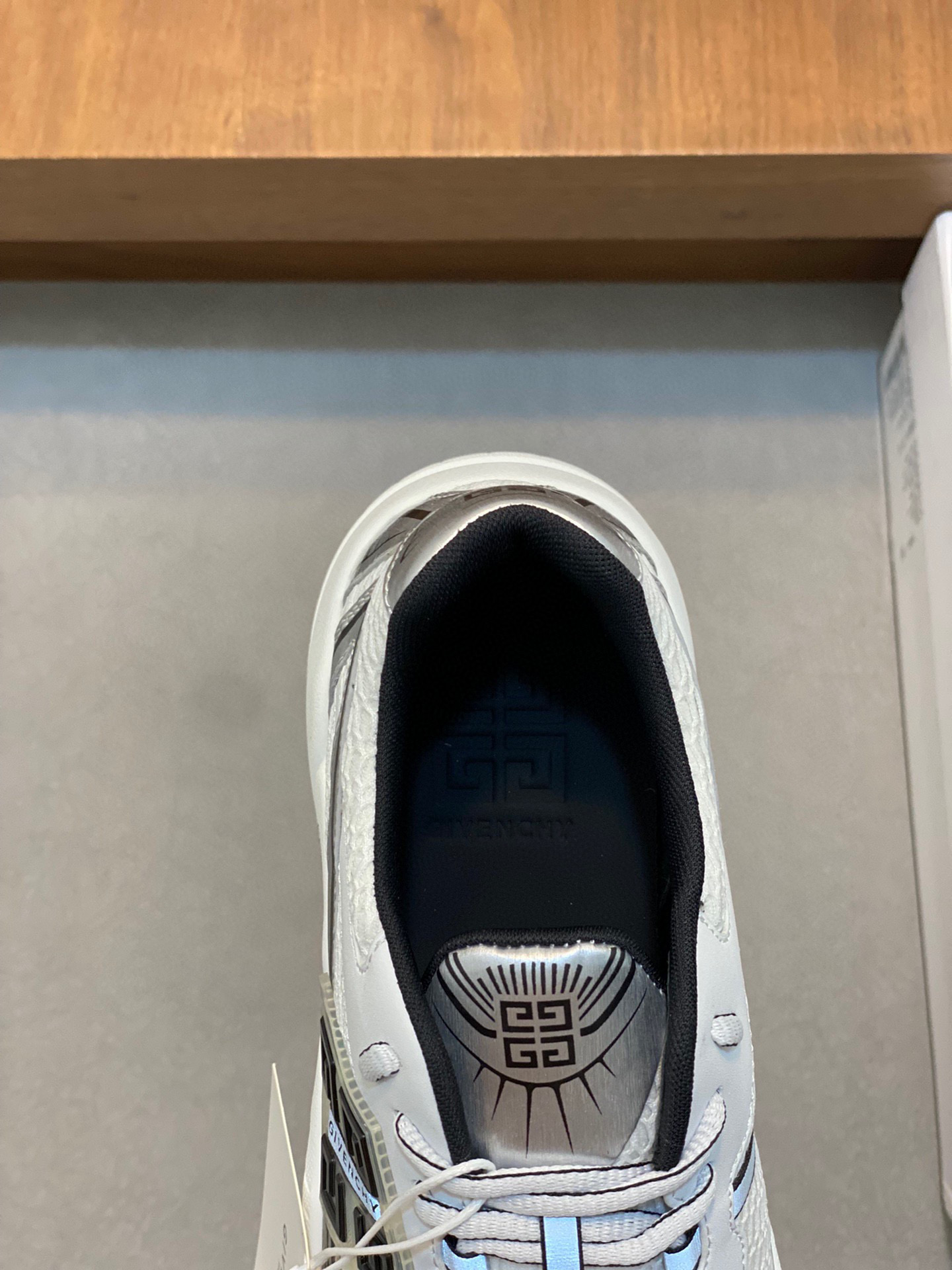 P840 Givenchy 1 Men's Thick Bottomed Height Increasing Casual Sneakers Upper made of high quality calfskin leather spliced with breathable fabric! On the foot effect handsome and stylish 4CM height increase to enhance the atmosphere of the shoes body color collision splicing design decorated with 4G LOGO logo and three-dimensional GIVENCHY logo lightweight TPU foam outsole foot feeling lightweight and comfortable!