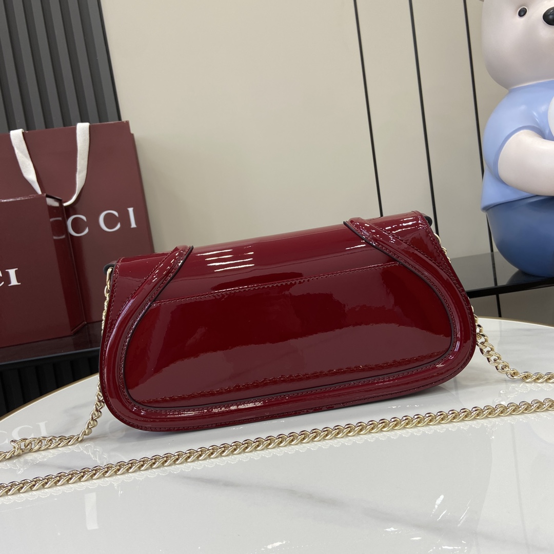 图片[3]-p1400 Gucci Blondie系列全新手袋饰有在20世纪70年代初期首次亮相的品牌系列经典标识巧妙结合传承魅力与当代风尚出色诠释品牌经典设计与现代精髓这款小号肩背包甄选古驰安可拉红漆皮打造搭配珐琅品牌圆形标识配有金色调链式肩带
古驰安可拉红漆皮
古驰安可拉红漆皮滚边
棕色棉麻混纺衬里
珐琅圆形互扣式双G
内部：1个拉链袋
外部：1个背面开口口袋
可拆卸链式肩带（51厘米高）
磁扣开合
型号：814952
尺寸：29.5厘米（宽）x 12.5厘米（高）x 7厘米（深）
重量：约900克
颜色：安可拉红漆皮/
可容纳iPhone Pro Max/Plus、Airpods耳机、长款钱包和唇膏
意大利创作-高仿包包