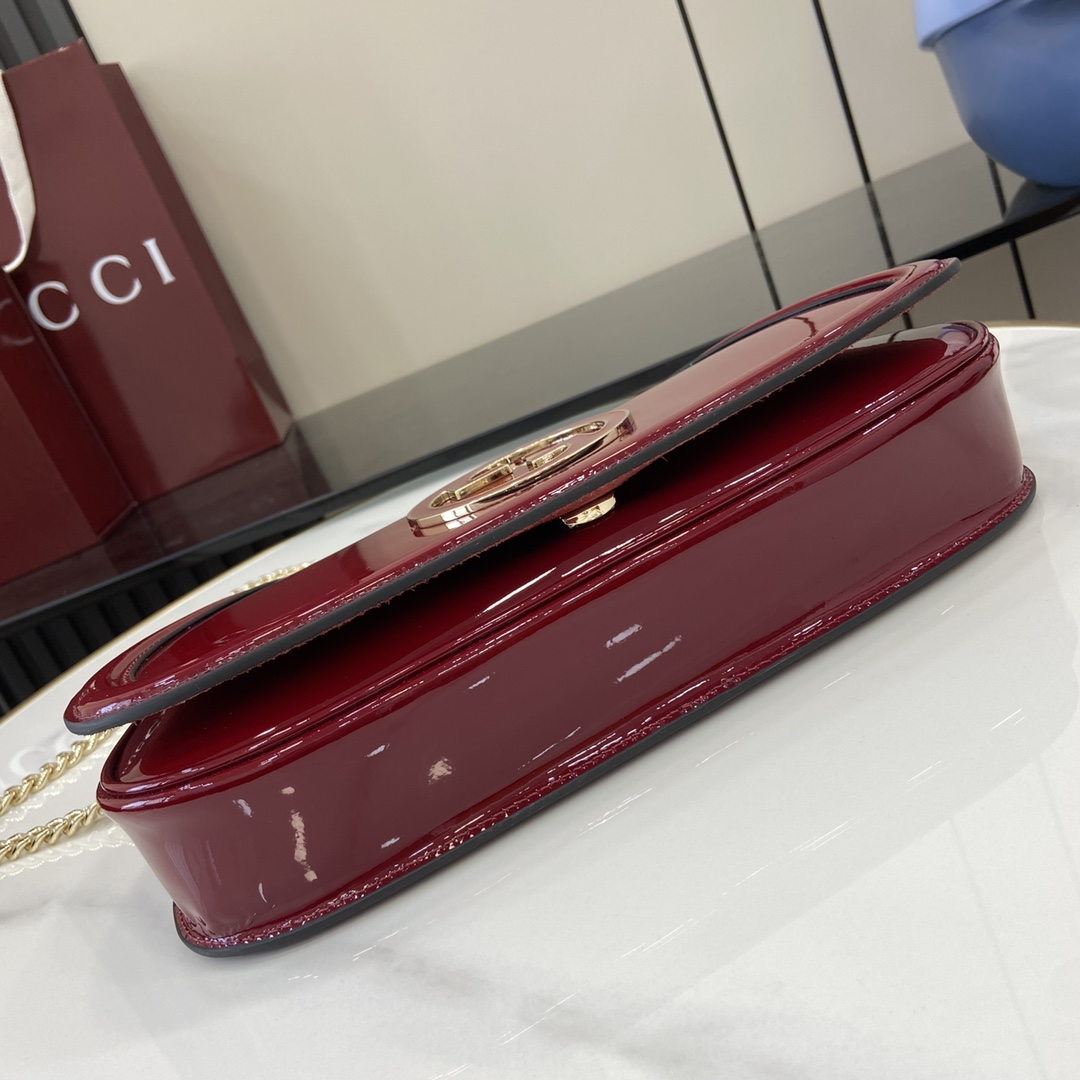 图片[4]-p1400 Gucci Blondie系列全新手袋饰有在20世纪70年代初期首次亮相的品牌系列经典标识巧妙结合传承魅力与当代风尚出色诠释品牌经典设计与现代精髓这款小号肩背包甄选古驰安可拉红漆皮打造搭配珐琅品牌圆形标识配有金色调链式肩带
古驰安可拉红漆皮
古驰安可拉红漆皮滚边
棕色棉麻混纺衬里
珐琅圆形互扣式双G
内部：1个拉链袋
外部：1个背面开口口袋
可拆卸链式肩带（51厘米高）
磁扣开合
型号：814952
尺寸：29.5厘米（宽）x 12.5厘米（高）x 7厘米（深）
重量：约900克
颜色：安可拉红漆皮/
可容纳iPhone Pro Max/Plus、Airpods耳机、长款钱包和唇膏
意大利创作-高仿包包