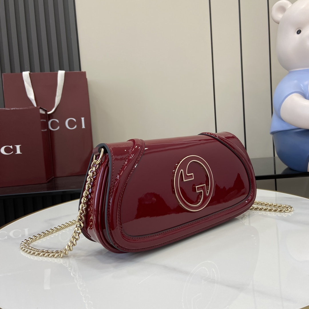 图片[2]-p1400 Gucci Blondie系列全新手袋饰有在20世纪70年代初期首次亮相的品牌系列经典标识巧妙结合传承魅力与当代风尚出色诠释品牌经典设计与现代精髓这款小号肩背包甄选古驰安可拉红漆皮打造搭配珐琅品牌圆形标识配有金色调链式肩带
古驰安可拉红漆皮
古驰安可拉红漆皮滚边
棕色棉麻混纺衬里
珐琅圆形互扣式双G
内部：1个拉链袋
外部：1个背面开口口袋
可拆卸链式肩带（51厘米高）
磁扣开合
型号：814952
尺寸：29.5厘米（宽）x 12.5厘米（高）x 7厘米（深）
重量：约900克
颜色：安可拉红漆皮/
可容纳iPhone Pro Max/Plus、Airpods耳机、长款钱包和唇膏
意大利创作-高仿包包