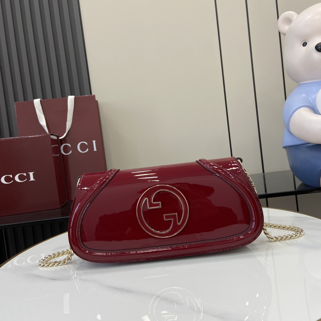 p1400 Gucci Blondie系列全新手袋饰有在20世纪70年代初期首次亮相的品牌系列经典标识巧妙结合传承魅力与当代风尚出色诠释品牌经典设计与现代精髓这款小号肩背包甄选古驰安可拉红漆皮打造搭配珐琅品牌圆形标识配有金色调链式肩带
古驰安可拉红漆皮
古驰安可拉红漆皮滚边
棕色棉麻混纺衬里
珐琅圆形互扣式双G
内部：1个拉链袋
外部：1个背面开口口袋
可拆卸链式肩带（51厘米高）
磁扣开合
型号：814952
尺寸：29.5厘米（宽）x 12.5厘米（高）x 7厘米（深）
重量：约900克
颜色：安可拉红漆皮/
可容纳iPhone Pro Max/Plus、Airpods耳机、长款钱包和唇膏
意大利创作-高仿包包