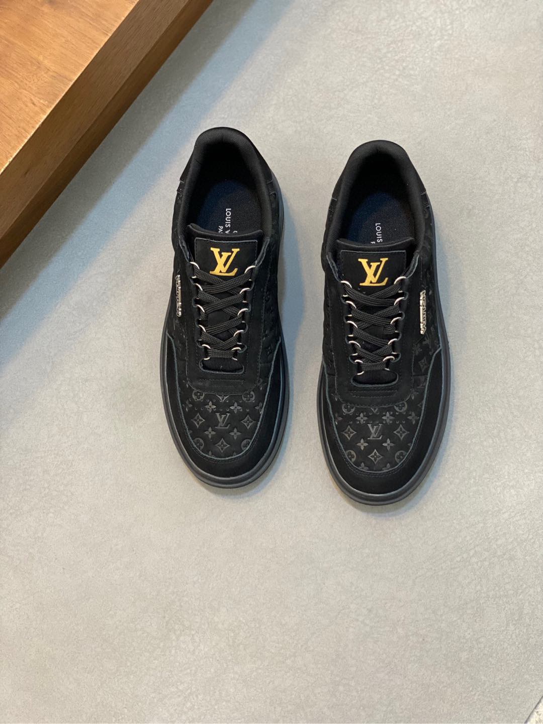 P840 Louis Vuitton路易威登 
-高端品质  
-鞋面：🔝压纹小牛皮、高周波品牌logo
-内里：意大利进口透气网布
-大底：舒适🌲TPU🌲成型大底
-超高品控·做工精细：凸显(高端·贵气·档次)
-Size ：38-44（45可订做)-高仿包包