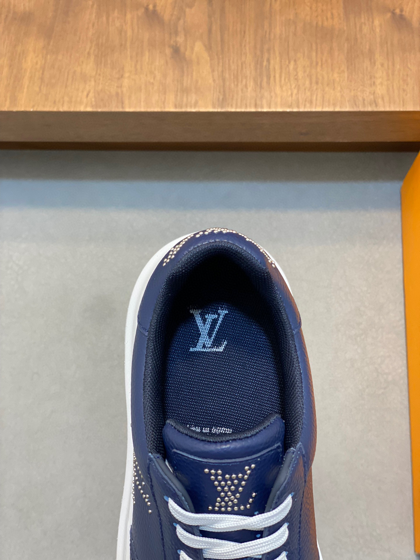 图片[7]-P840 Louis Vuitton路易威登 
-高端品质  
-鞋面：🔝高丝光小牛皮、高周波品牌logo
-内里：意大利进口透气网布
-大底：舒适🌲TPU🌲成型大底
-超高品控·做工精细：凸显(高端·贵气·档次)
-Size ：38-44（45可订做)-高仿包包