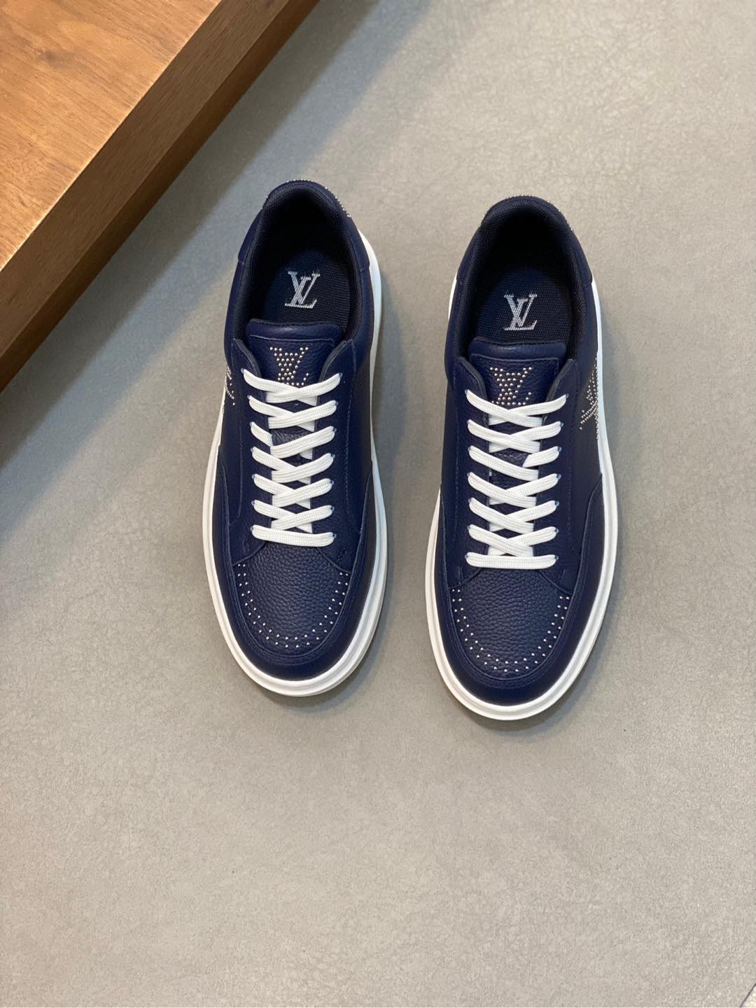 P840 Louis Vuitton路易威登 
-高端品质  
-鞋面：🔝高丝光小牛皮、高周波品牌logo
-内里：意大利进口透气网布
-大底：舒适🌲TPU🌲成型大底
-超高品控·做工精细：凸显(高端·贵气·档次)
-Size ：38-44（45可订做)-高仿包包