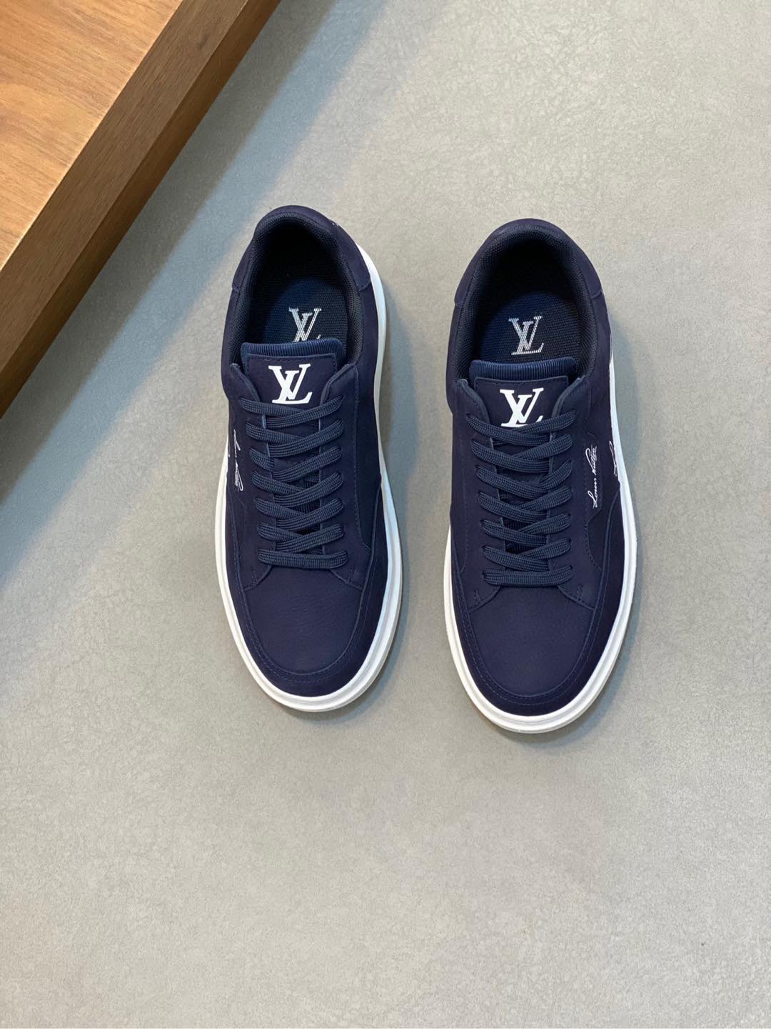 P840 Louis Vuitton路易威登 
  
-鞋面：🔝高丝光小牛皮、高周波品牌logo
-内里：意大利进口透气网布
-大底：舒适🌲TPU🌲成型大底
-超高品控·做工精细：凸显(高端·贵气·档次)
-Size ：38-44（45可订做)-高仿包包