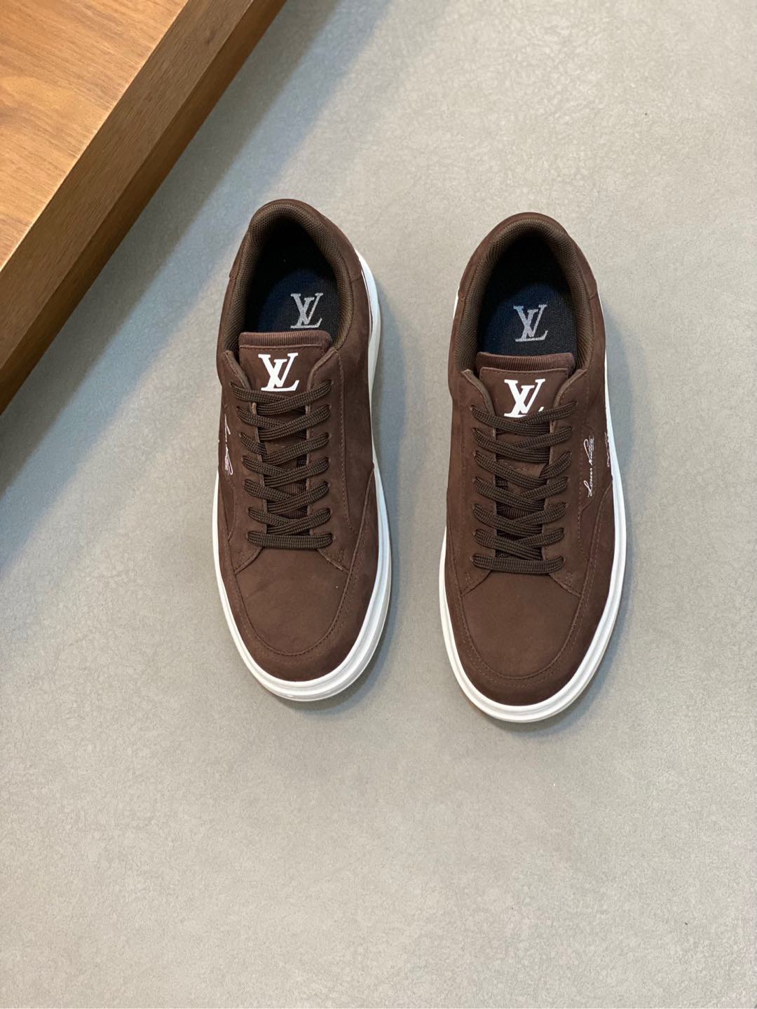Picture[1]-P840 Louis Vuitton Louis Vuitton -High-end quality -Upper: 🔝 high mercerized calf leather, high frequency brand logo -Lining: Italy imported breathable mesh -Outsole: comfortable 🌲 TPU 🌲 molding outsole -Ultra-high quality control -Fine workmanship: highlight ( High-end - noble - grade) - Size : 38-44 (45 can be customized) - high imitation bags