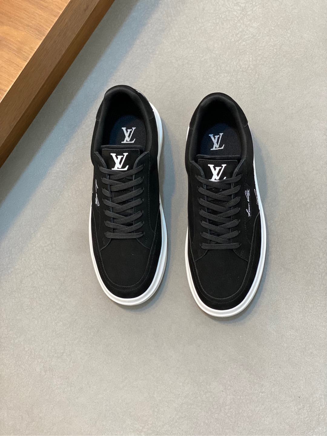 P840 Louis Vuitton路易威登 
  
-鞋面：高丝光小牛皮、高周波品牌logo
-内里：意大利进口透气网布
-大底：舒适🌲TPU🌲成型大底
-超高品控·做工精细：凸显(高端·贵气·档次)
-Size ：38-44（45可订做)-高仿包包
