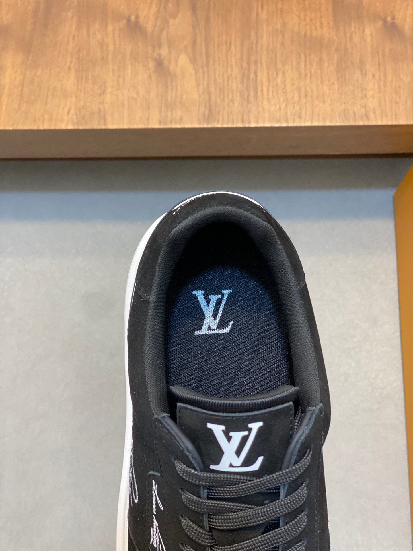 图片[7]-P840 Louis Vuitton路易威登 
  
-鞋面：高丝光小牛皮、高周波品牌logo
-内里：意大利进口透气网布
-大底：舒适🌲TPU🌲成型大底
-超高品控·做工精细：凸显(高端·贵气·档次)
-Size ：38-44（45可订做)-高仿包包