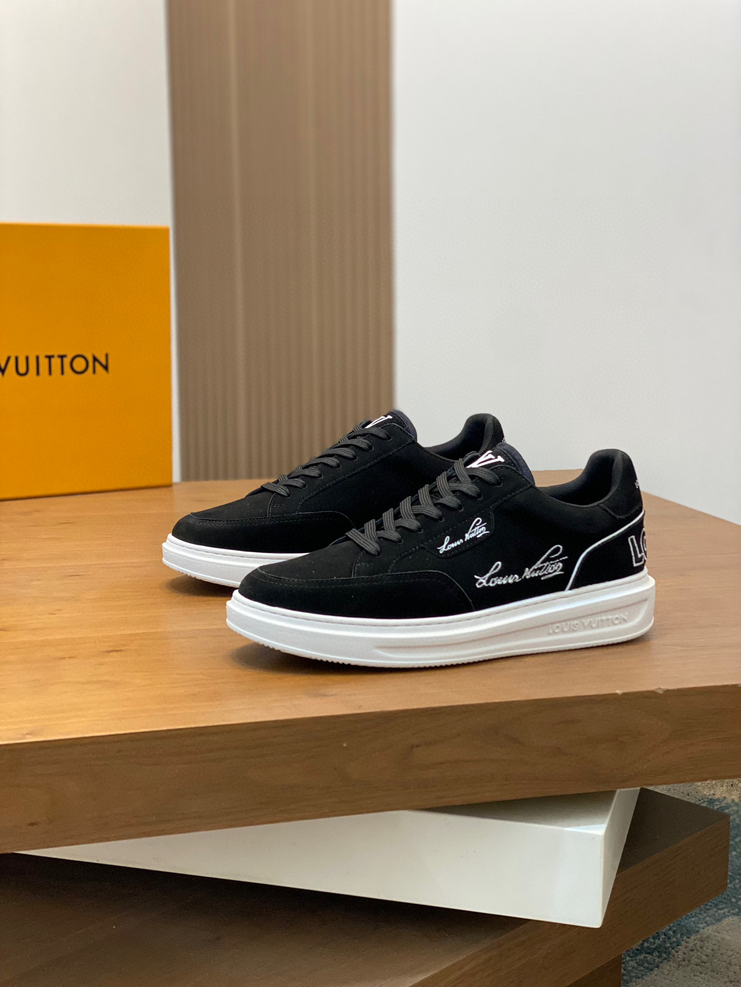 图片[3]-P840 Louis Vuitton路易威登 
  
-鞋面：高丝光小牛皮、高周波品牌logo
-内里：意大利进口透气网布
-大底：舒适🌲TPU🌲成型大底
-超高品控·做工精细：凸显(高端·贵气·档次)
-Size ：38-44（45可订做)-高仿包包