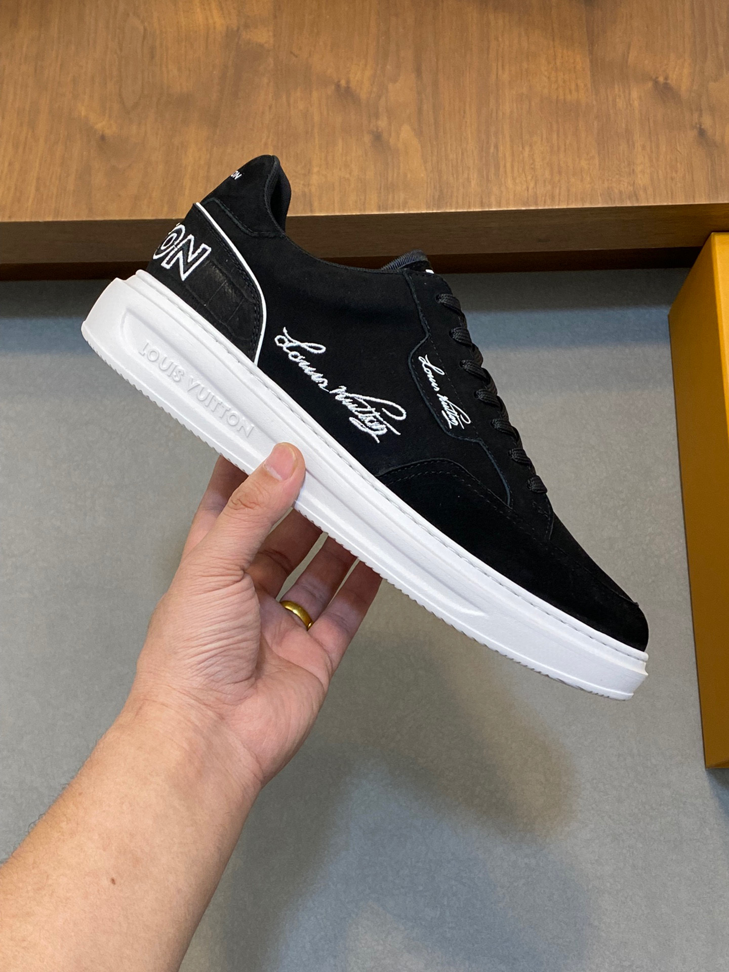 图片[4]-P840 Louis Vuitton路易威登 
  
-鞋面：高丝光小牛皮、高周波品牌logo
-内里：意大利进口透气网布
-大底：舒适🌲TPU🌲成型大底
-超高品控·做工精细：凸显(高端·贵气·档次)
-Size ：38-44（45可订做)-高仿包包