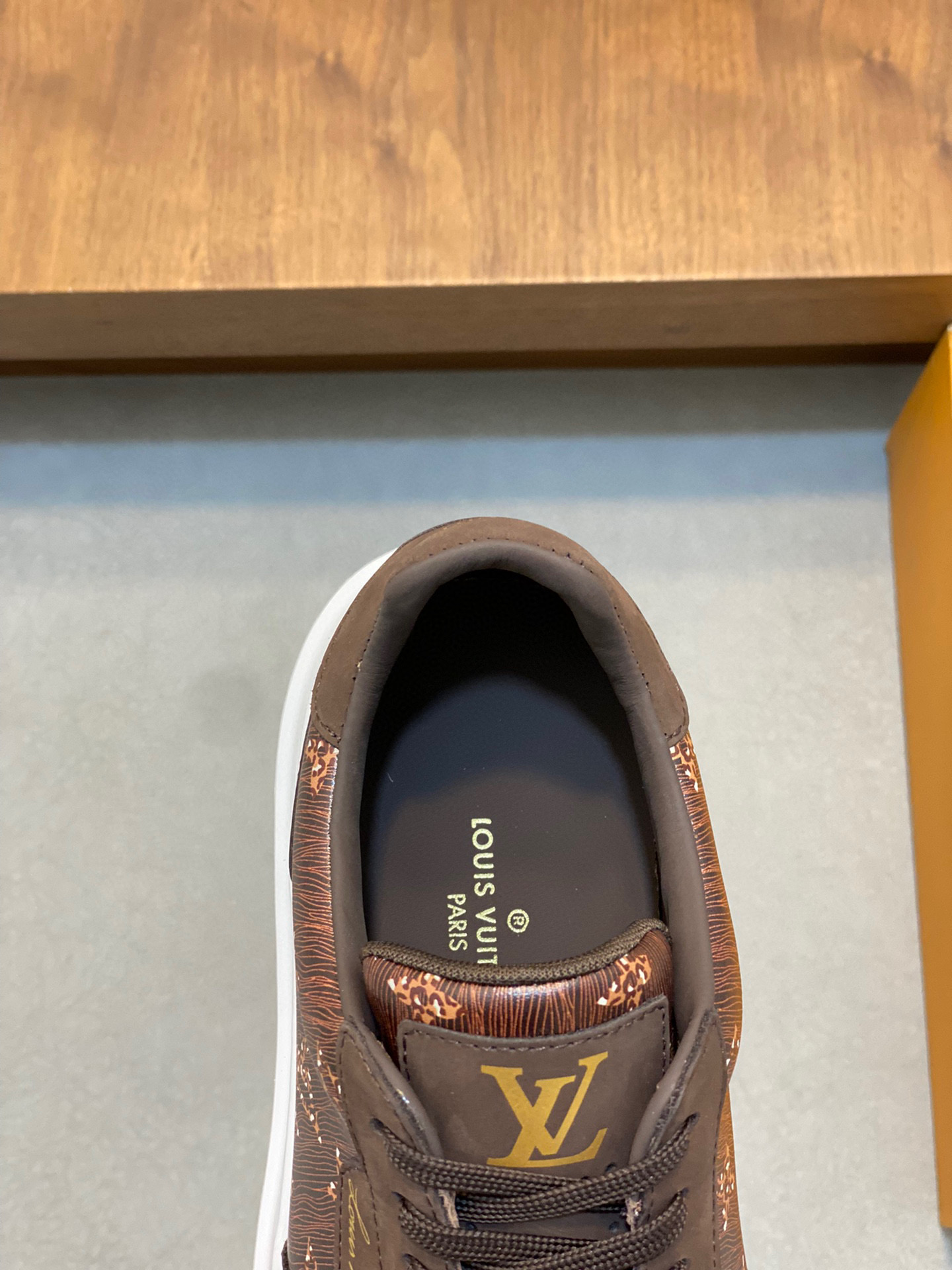 图片[7]-P840 Louis Vuitton路易威登 
  
-鞋面：意大利进口小牛皮、高周波品牌logo
-内里：透气牛皮内里吸汗牛皮垫脚
-大底：超轻🌲TPU发泡🌲成型大底
-超高品控·做工精细：凸显(高端·贵气·档次)
-Size ：38-44（45可订做)-高仿包包