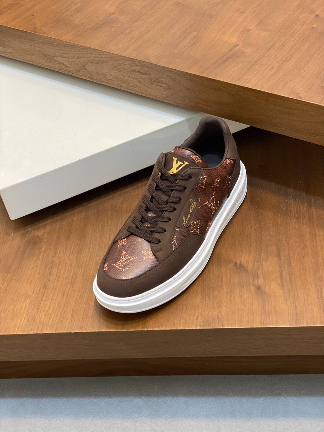 图片[6]-P840 Louis Vuitton路易威登 
  
-鞋面：意大利进口小牛皮、高周波品牌logo
-内里：透气牛皮内里吸汗牛皮垫脚
-大底：超轻🌲TPU发泡🌲成型大底
-超高品控·做工精细：凸显(高端·贵气·档次)
-Size ：38-44（45可订做)-高仿包包