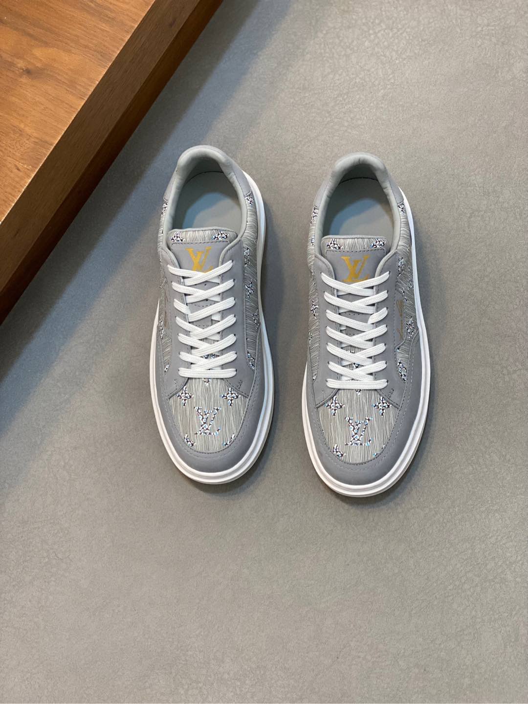 P840 Louis Vuitton Louis Vuitton -High-end quality -Upper: 🔝 Italian imported calfskin, high-frequency brand logo -Lining: breathable cowhide lining sweat-absorbent cowhide cushioning feet -Outsole: ultra-lightweight 🌲 TPU foam 🌲 molding outsole -Ultra-high quality control -Fine workmanship: highlights the (High-end - noble - grade) - Size : 38-44 (45 can be customized) - high imitation bags