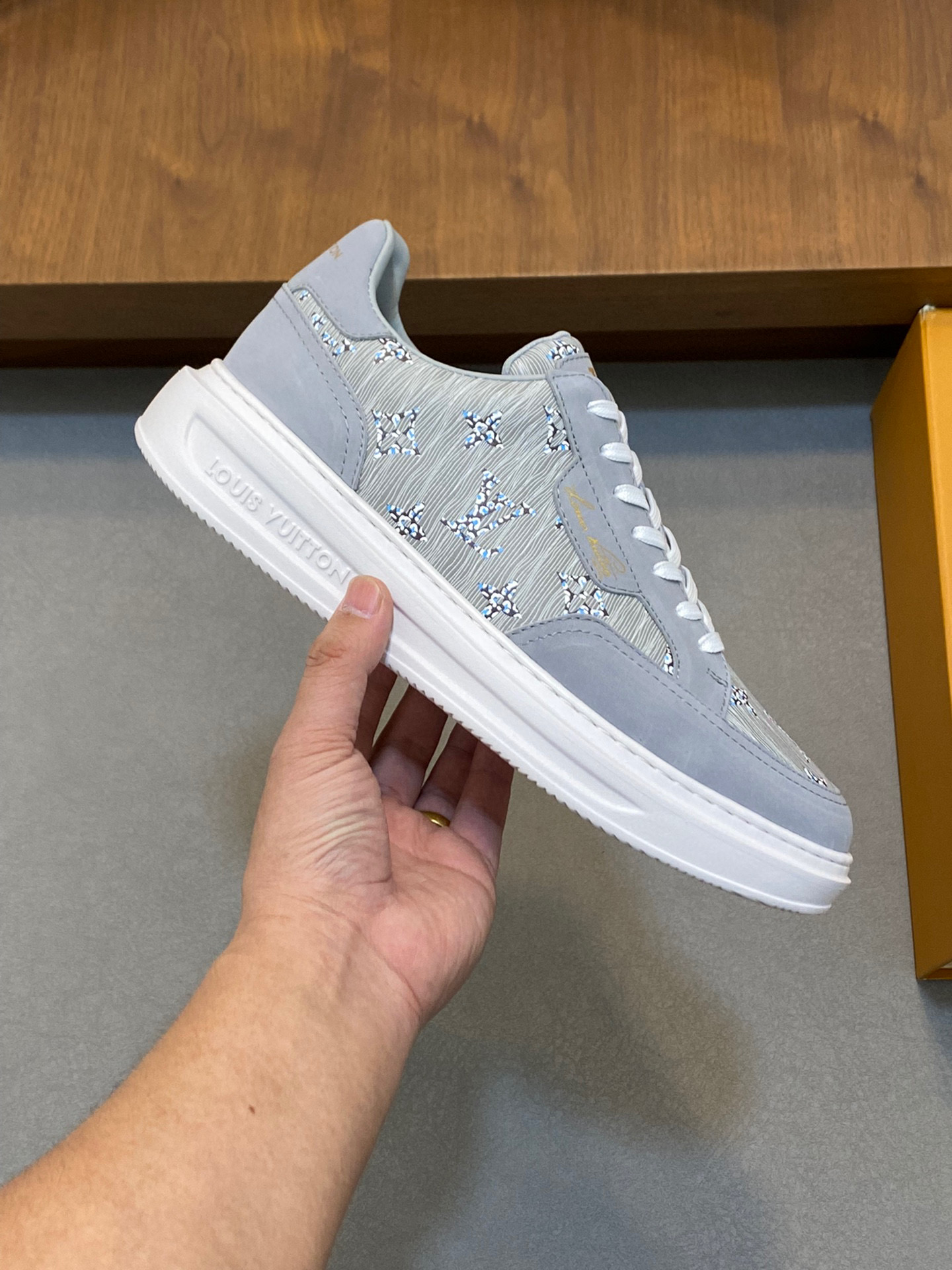 P840 Louis Vuitton Louis Vuitton -High-end quality -Upper: 🔝 Italian imported calfskin, high-frequency brand logo -Lining: breathable cowhide lining sweat-absorbent cowhide cushioning feet -Outsole: ultra-lightweight 🌲 TPU foam 🌲 molding outsole -Ultra-high quality control -Fine workmanship: highlights the (High-end - noble - grade) - Size : 38-44 (45 can be customized) - high imitation bags