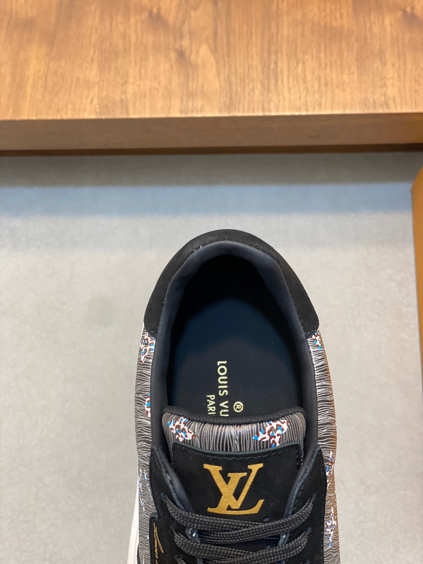 图片[7]-P840 Louis Vuitton路易威登 
  
-鞋面：意大利进口小牛皮、高周波品牌logo
-内里：透气牛皮内里吸汗牛皮垫脚
-大底：超轻🌲TPU发泡🌲成型大底
-超高品控·做工精细：凸显(高端·贵气·档次)
-Size ：38-44（45可订做)-高仿包包