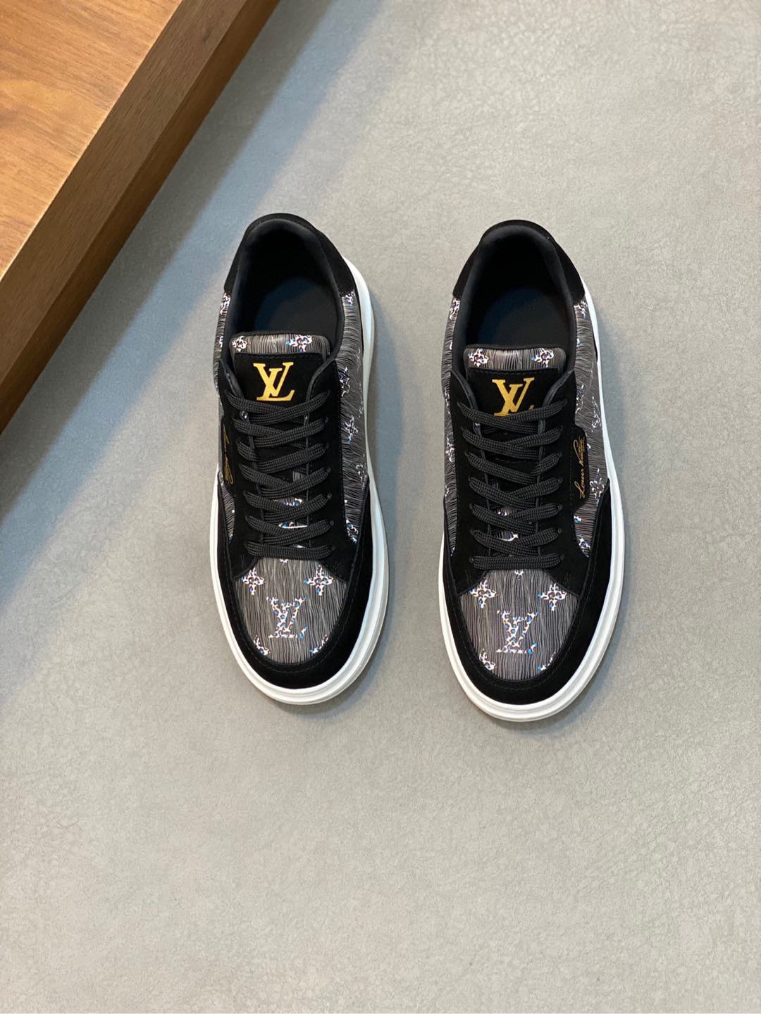 P840 Louis Vuitton路易威登 
  
-鞋面：意大利进口小牛皮、高周波品牌logo
-内里：透气牛皮内里吸汗牛皮垫脚
-大底：超轻🌲TPU发泡🌲成型大底
-超高品控·做工精细：凸显(高端·贵气·档次)
-Size ：38-44（45可订做)-高仿包包
