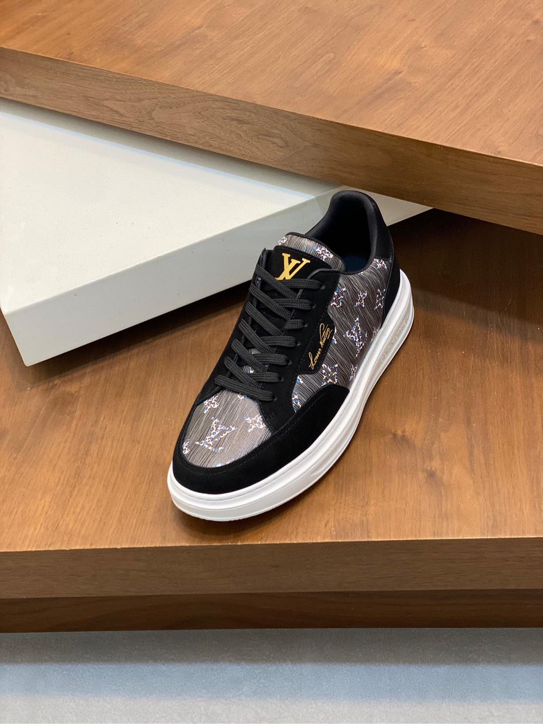 图片[6]-P840 Louis Vuitton路易威登 
  
-鞋面：意大利进口小牛皮、高周波品牌logo
-内里：透气牛皮内里吸汗牛皮垫脚
-大底：超轻🌲TPU发泡🌲成型大底
-超高品控·做工精细：凸显(高端·贵气·档次)
-Size ：38-44（45可订做)-高仿包包