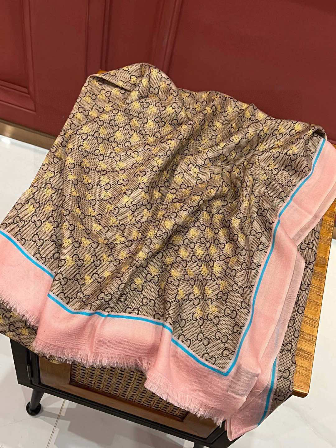 P360 ✨✨✨GUCCI! Printing process thin layer design with exquisite really special on the body is simply around do not speak all exudes an elegant temperament as opposed to printing and dyeing has a unique rugged elegance of the United States has a great aura big brand aura and a little bit of pure beauty 110 * 200cm Full cashmere