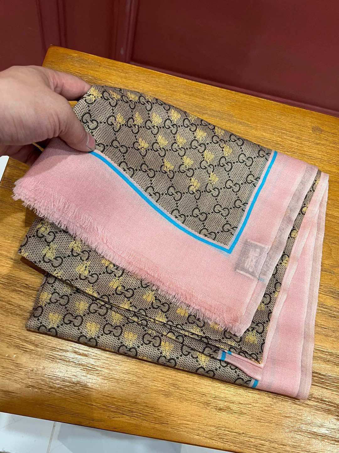 P360 ✨✨✨GUCCI! Printing process thin layer design with exquisite really special on the body is simply around do not speak all exudes an elegant temperament as opposed to printing and dyeing has a unique rugged elegance of the United States has a great aura big brand aura and a little bit of pure beauty 110 * 200cm Full cashmere