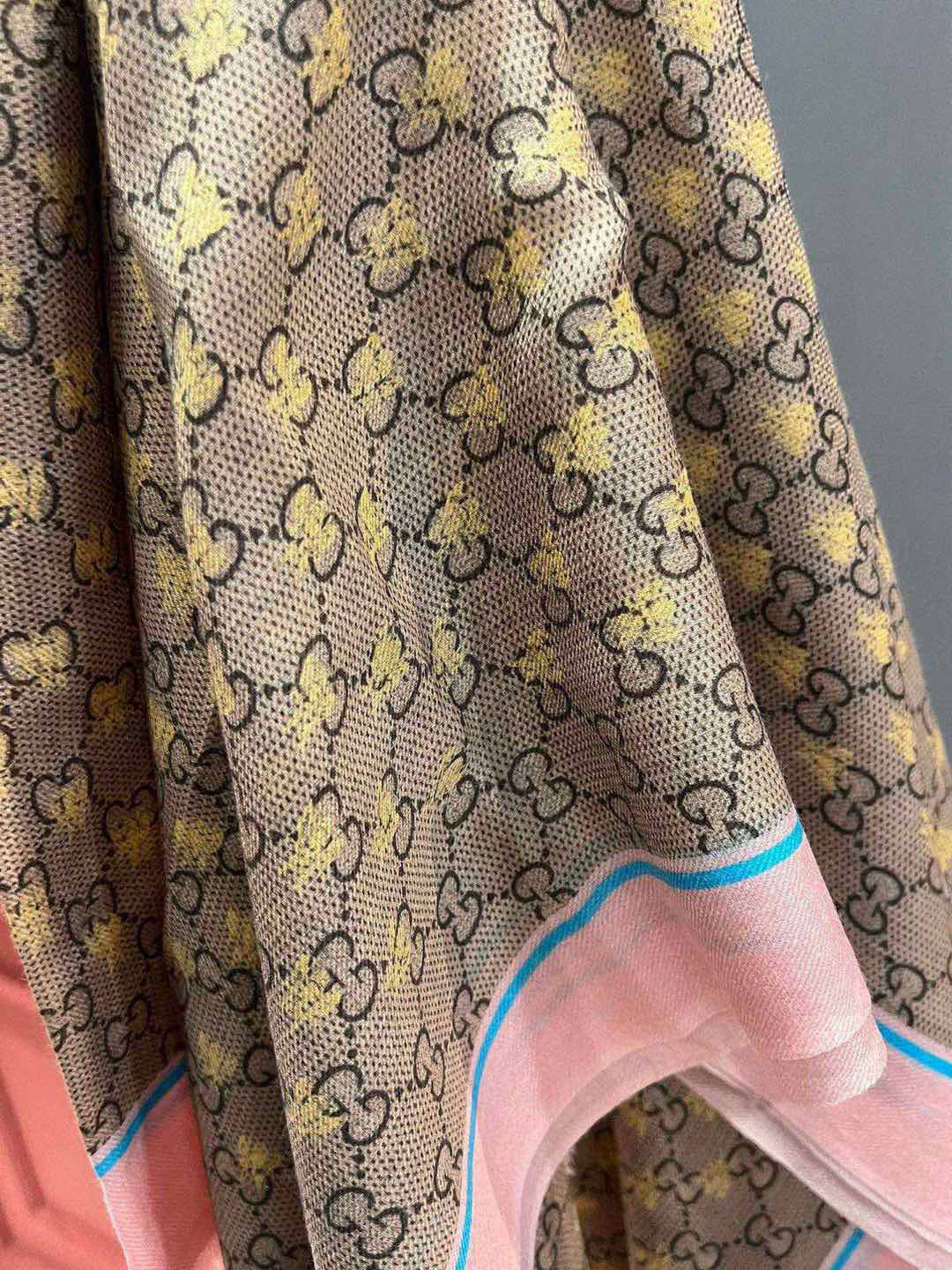 P360 ✨✨✨GUCCI! Printing process thin layer design with exquisite really special on the body is simply around do not speak all exudes an elegant temperament as opposed to printing and dyeing has a unique rugged elegance of the United States has a great aura big brand aura and a little bit of pure beauty 110 * 200cm Full cashmere