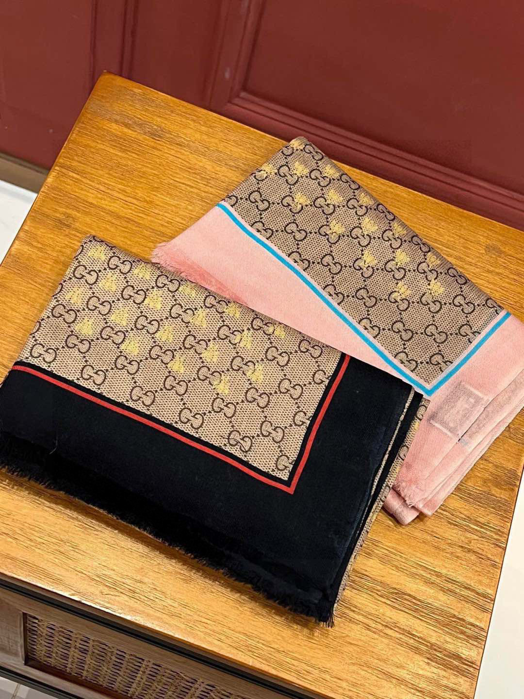 P360 ✨✨✨GUCCI! Printing process thin layer design with exquisite really special on the body is simply around do not speak all exudes an elegant temperament as opposed to printing and dyeing has a unique rugged elegance of the United States has a great aura big brand aura and a little bit of pure beauty 110 * 200cm Full cashmere