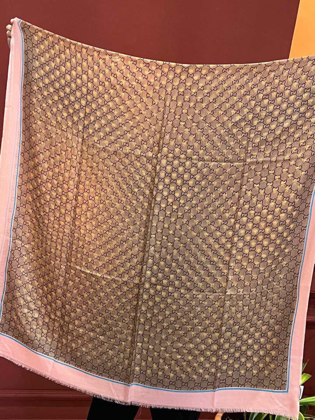 P360 ✨✨✨GUCCI! Printing process thin layer design with exquisite really special on the body is simply around do not speak all exudes an elegant temperament as opposed to printing and dyeing has a unique rugged elegance of the United States has a great aura big brand aura and a little bit of pure beauty 110 * 200cm Full cashmere