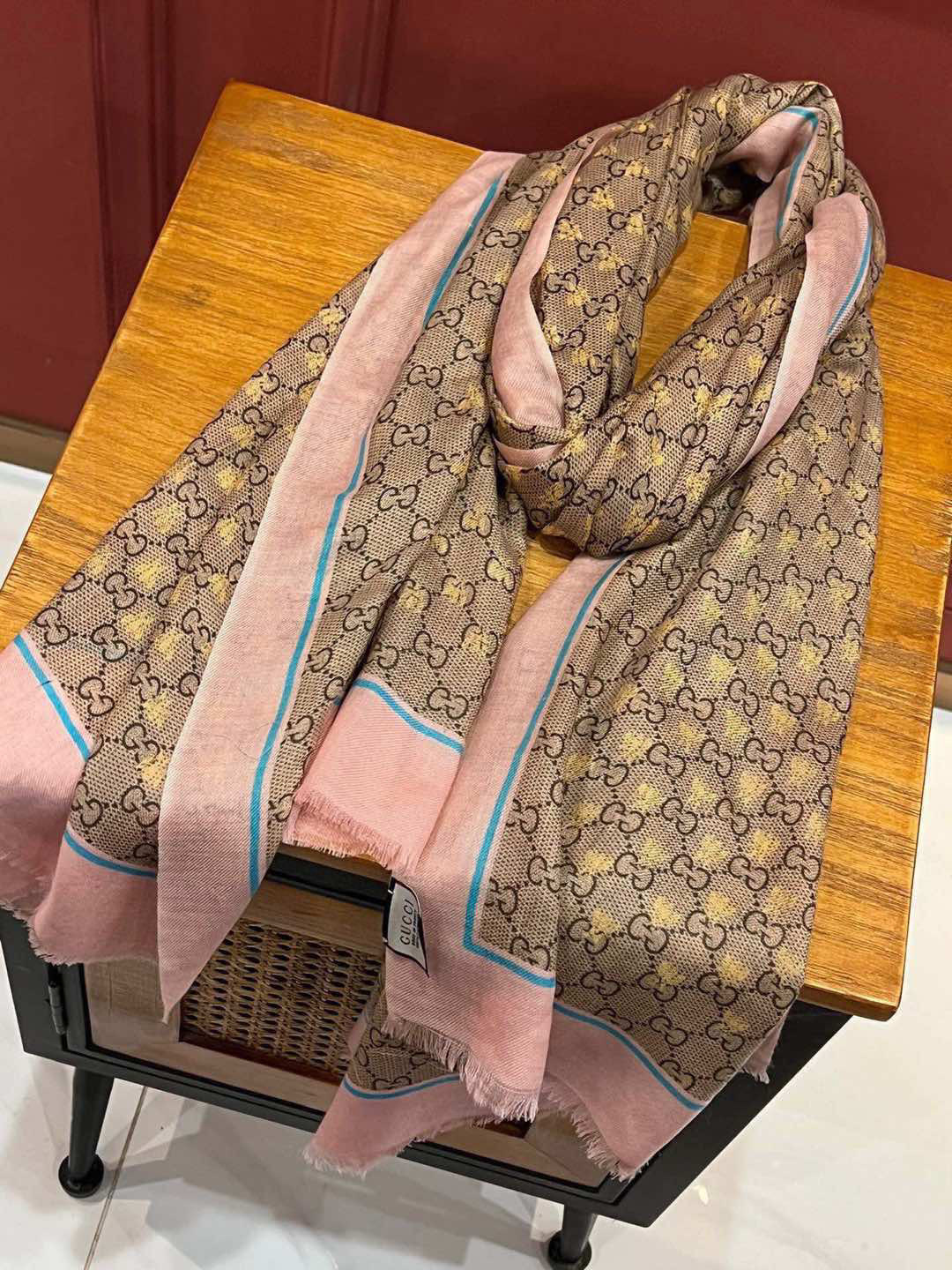 P360 ✨✨✨GUCCI! Printing process thin layer design with exquisite really special on the body is simply around do not speak all exudes an elegant temperament as opposed to printing and dyeing has a unique rugged elegance of the United States has a great aura big brand aura and a little bit of pure beauty 110 * 200cm Full cashmere