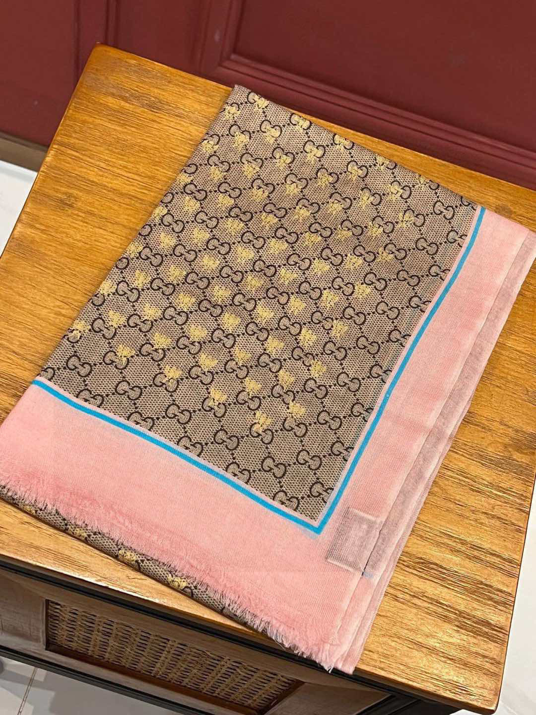P360 ✨✨✨GUCCI! Printing process thin layer design with exquisite really special on the body is simply around do not speak all exudes an elegant temperament as opposed to printing and dyeing has a unique rugged elegance of the United States has a great aura big brand aura and a little bit of pure beauty 110 * 200cm Full cashmere