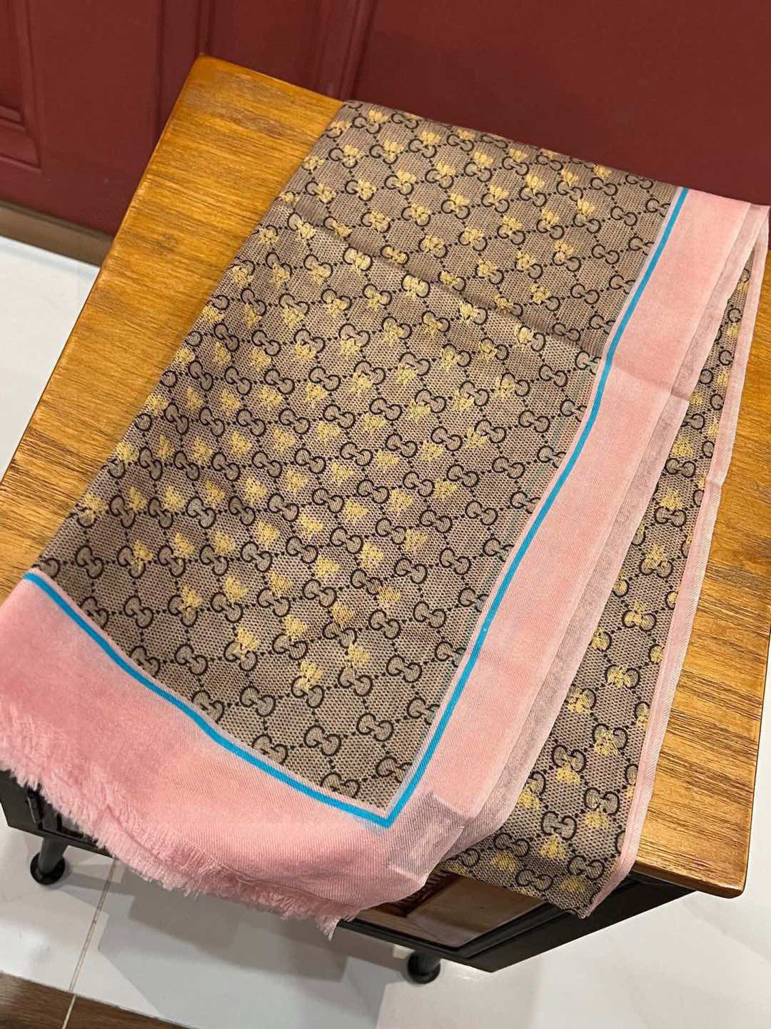 P360 ✨✨✨GUCCI! Printing process thin layer design with exquisite really special on the body is simply around do not speak all exudes an elegant temperament as opposed to printing and dyeing has a unique rugged elegance of the United States has a great aura big brand aura and a little bit of pure beauty 110 * 200cm Full cashmere