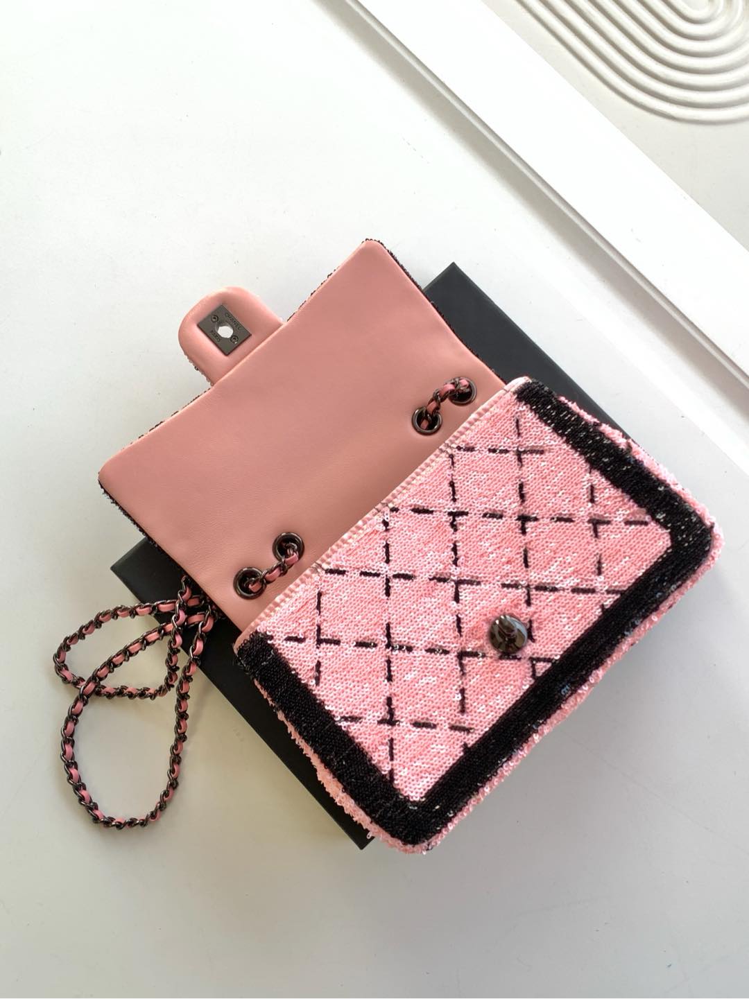 Chanel 24P beaded bag is the heart of ah, pink grid is really very spring yuan qi feeling! Super love super love ~ stunning full sequin body embellished with Bling Bling small sequins, sequins in different lights glittering with up is simply a fairy bag _ too beautiful ~ can not move the eyes! Size 20cm with packaging-High Faux Bags
