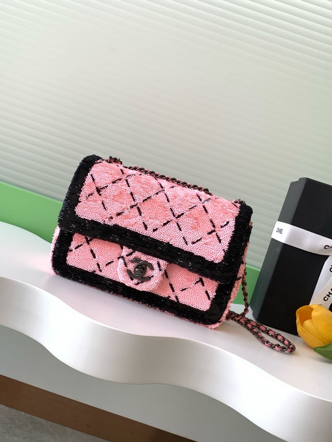 Chanel 24P beaded bag is the heart of ah, pink grid is really very spring yuan qi feeling! Super love super love ~ stunning full sequin body embellished with Bling Bling small sequins, sequins in different lights glittering with up is simply a fairy bag _ too beautiful ~ can not move the eyes! Size 20cm with packaging-High Faux Bags