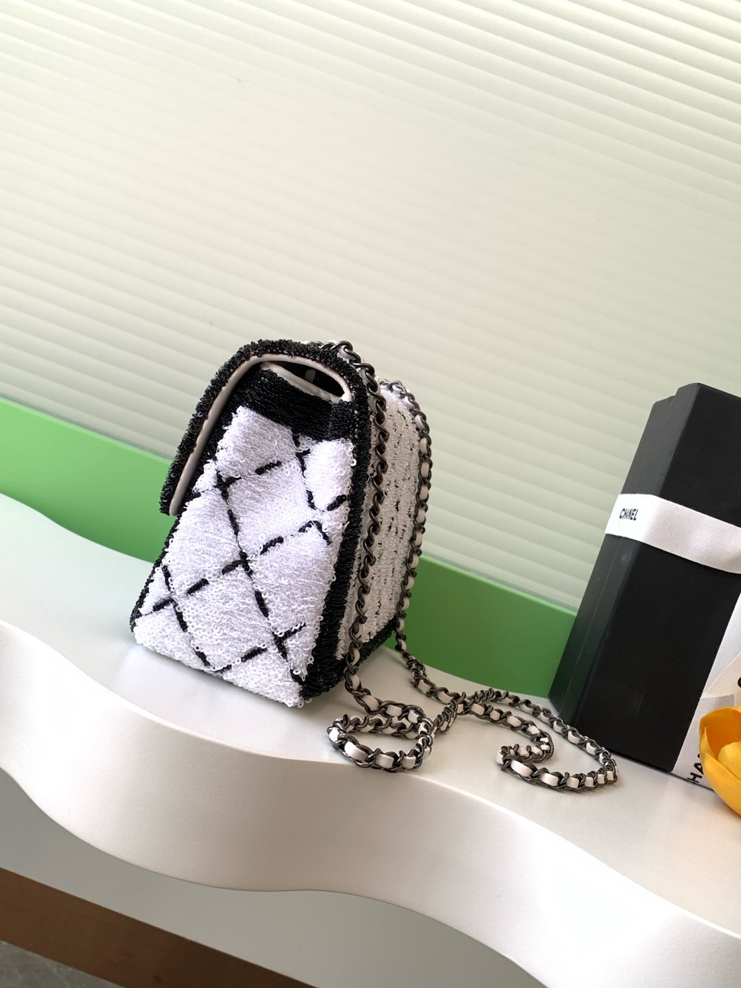 Chanel 24P Beaded BagIt's heartwarming 💗 the white and black plaid really has a springtime meta feel to it! Size 20cmPackage