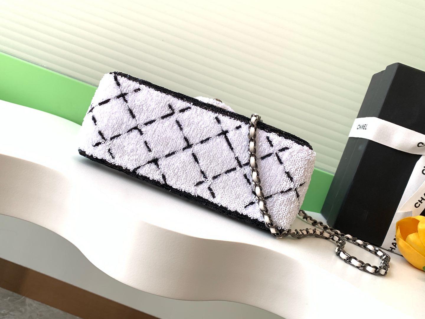 Chanel 24P Beaded BagIt's heartwarming 💗 the white and black plaid really has a springtime meta feel to it! Size 20cmPackage
